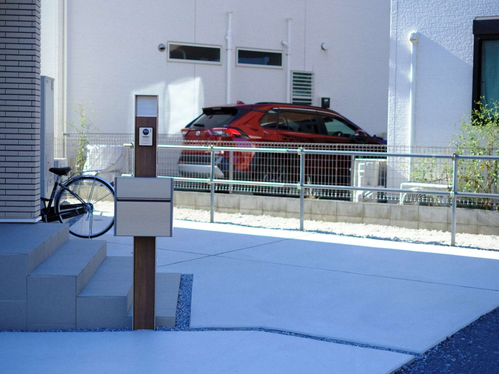 駐輪スペース付きの玄関まわり。生活動線を意識した使いやすい新築外構