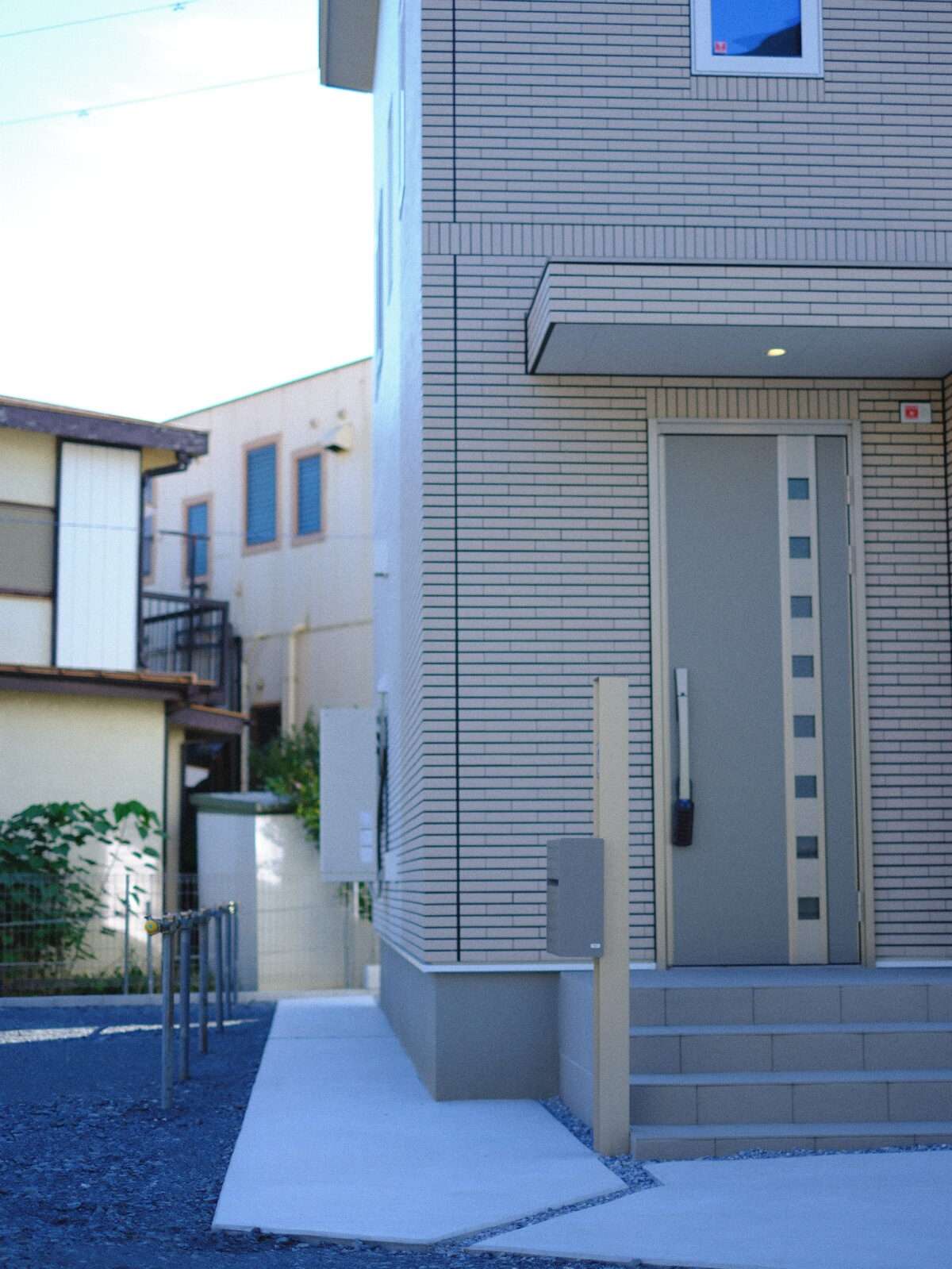 三協アルミ「ファノーバ2」機能門柱を設置した玄関前。シンプルでスタイリッシュな印象