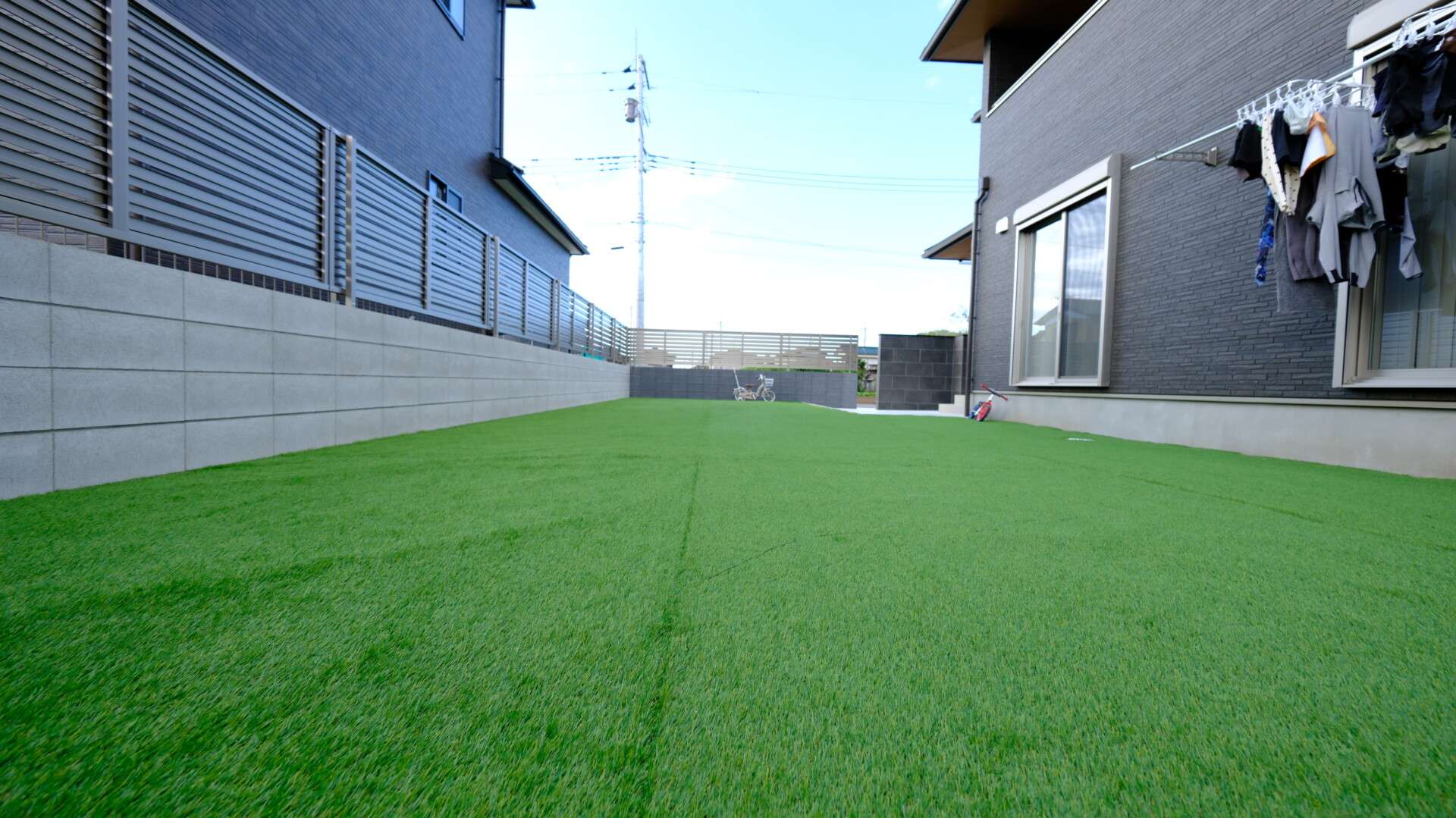 広々とした人工芝の庭。お子様が遊べる安全でローメンテナンスな空間。