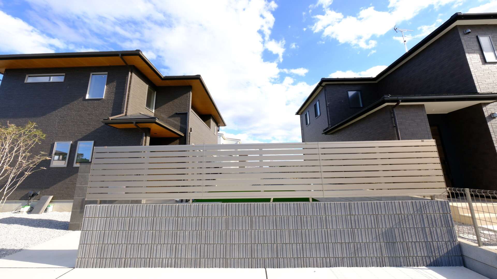 目隠しフェンスとブロック、門柱の連続した配置。奥行きを出す工夫。