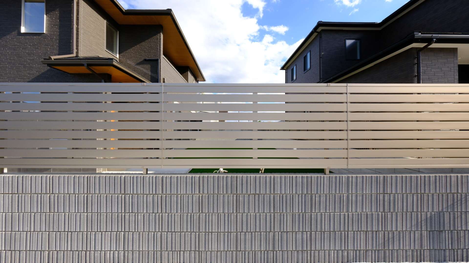 目隠しフェンスとブロックのアップ