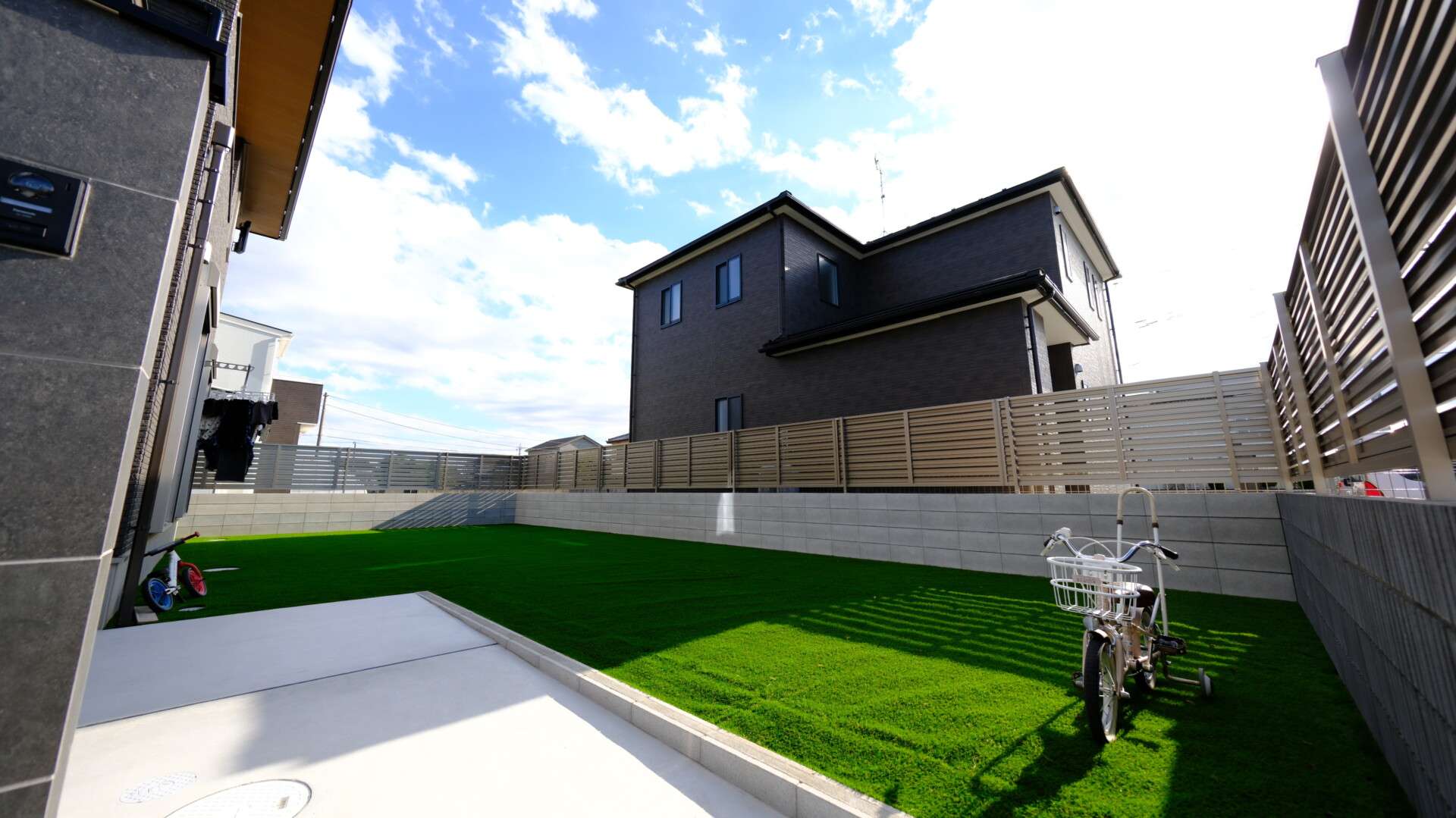 三協アルミの目隠しフェンスが設置された庭側。プライバシーを確保。