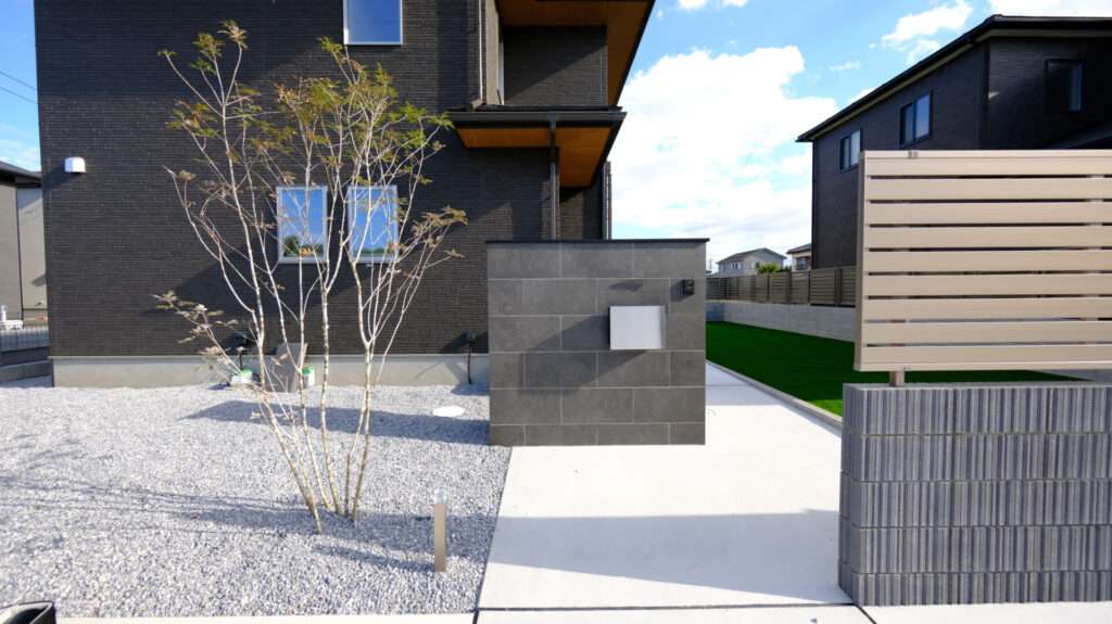 シンボルツリーのアオダモ。タイル門柱とのコントラストが上品な印象。