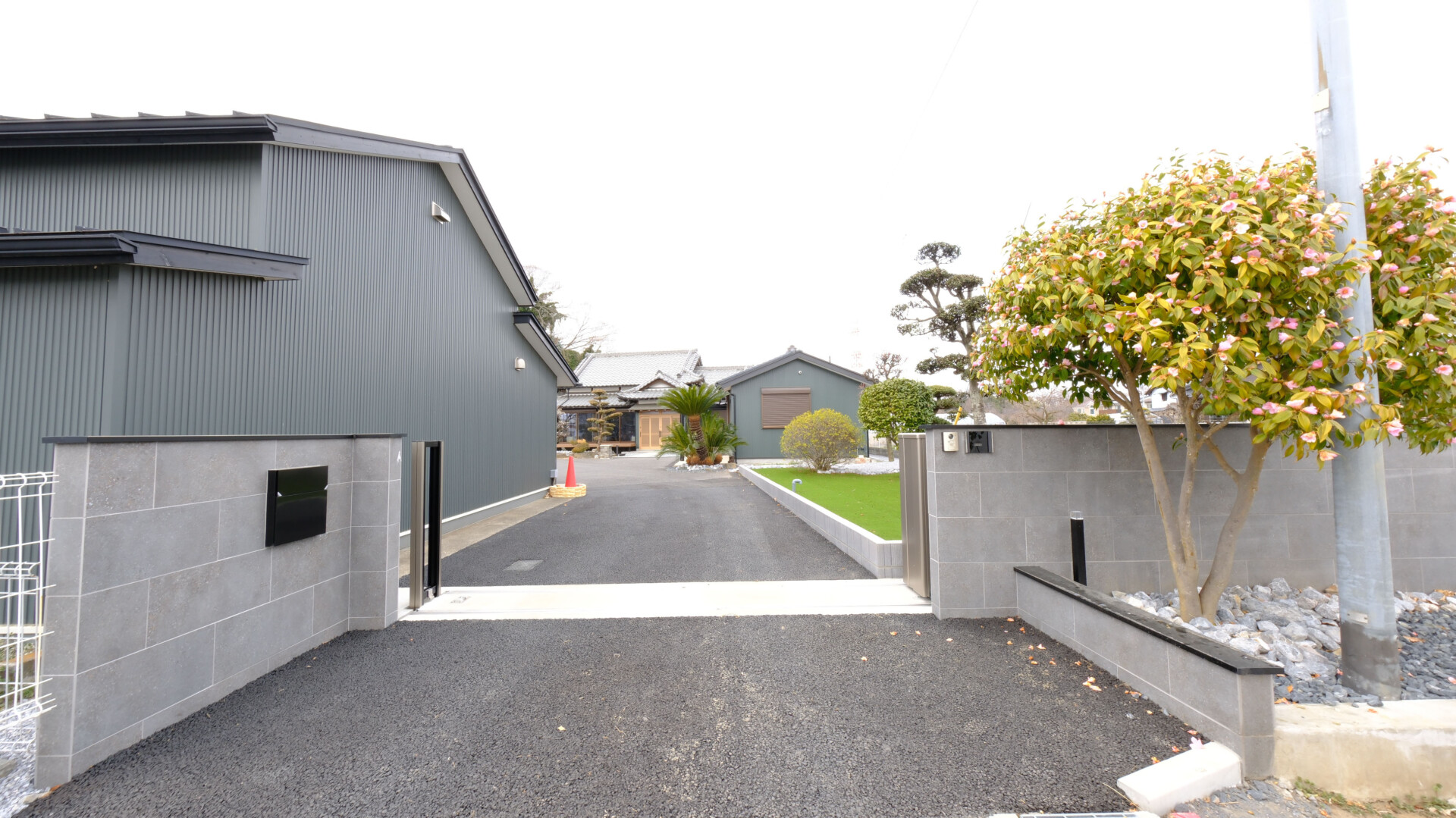 凹凸を解消し、歩きやすく機能的になったアスファルト舗装の入り口スペース