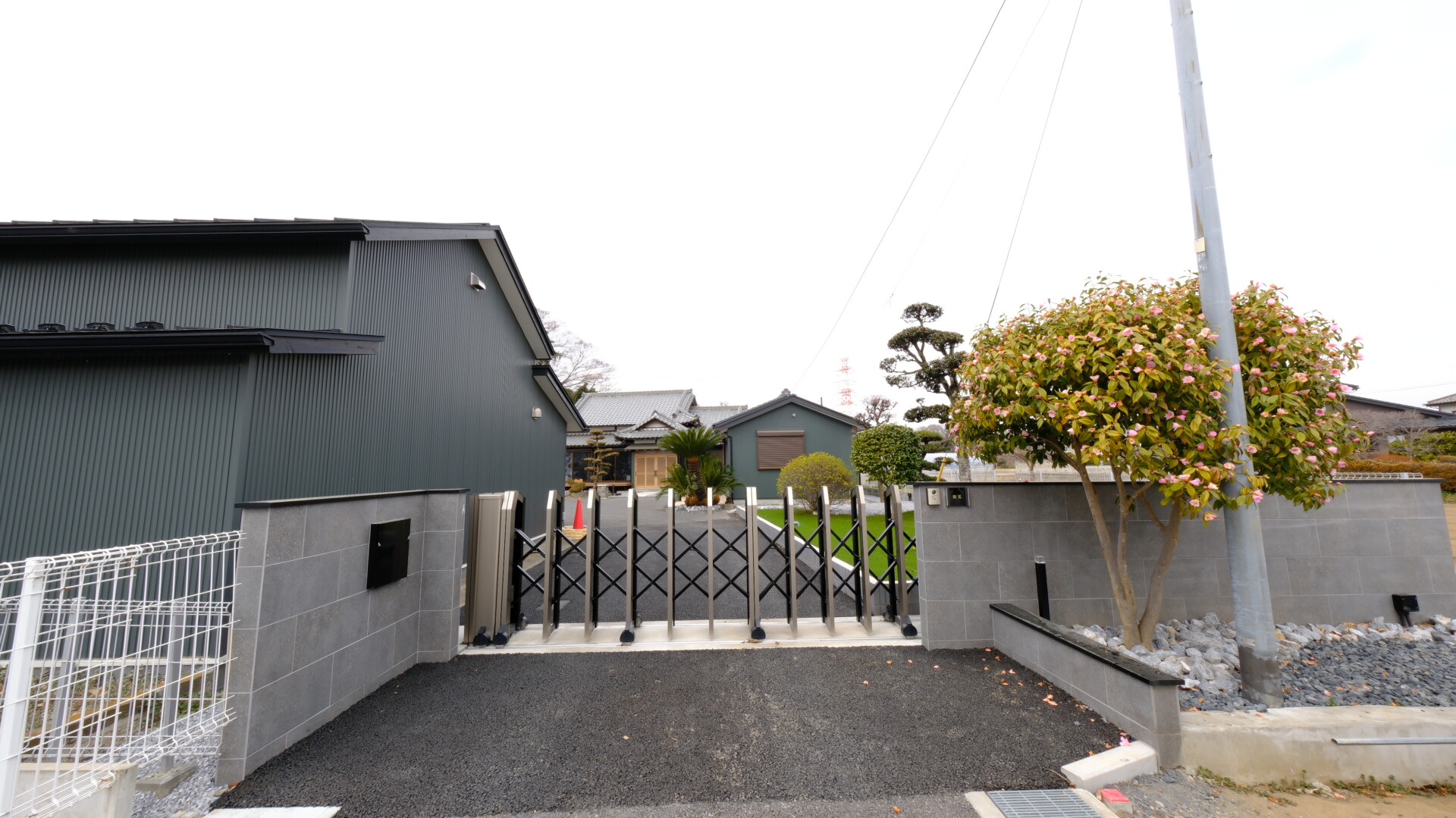 三協アルミの電動カーテンゲート「アルテンダ」を設置したクローズド外構