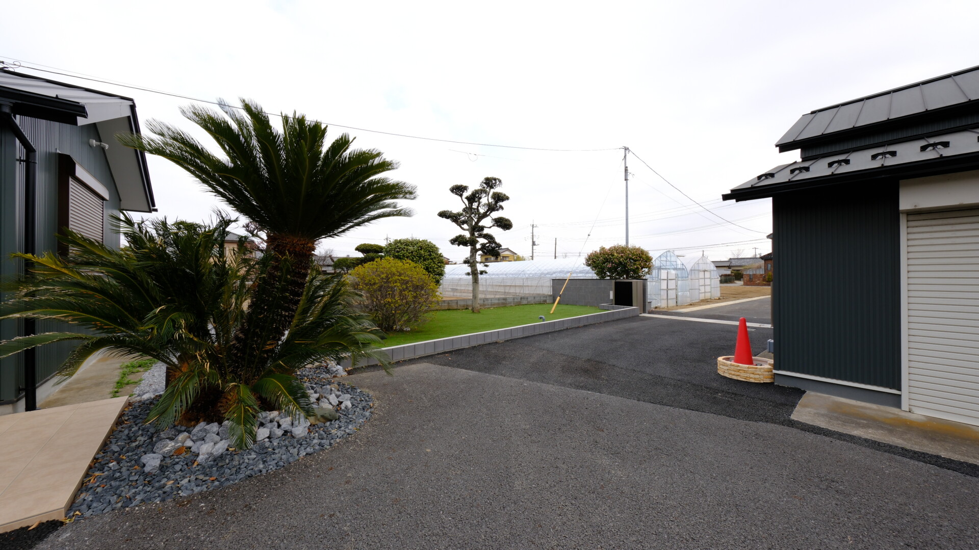 アスファルト敷きと人工芝で清潔感あふれるアフター写真