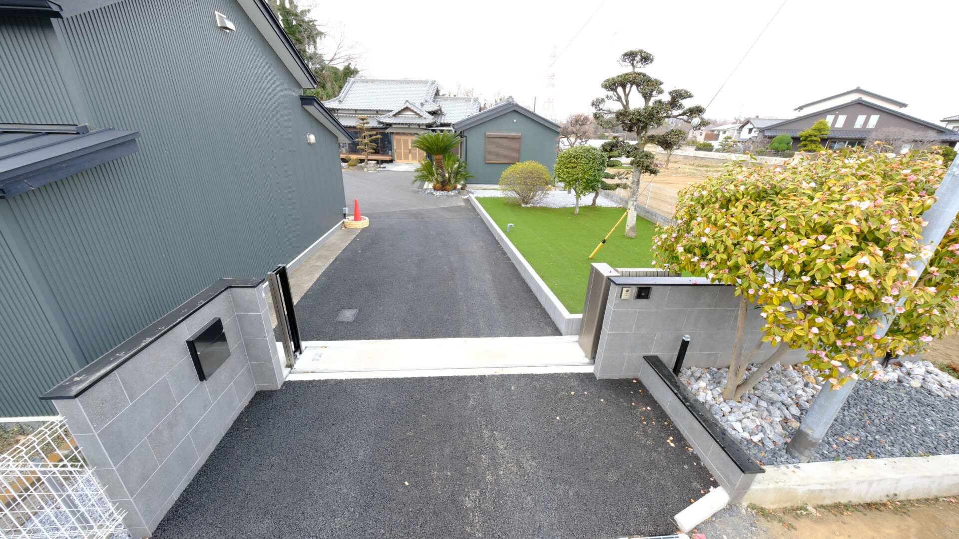 既存のブロックを活かしつつ、大判タイルでモダンにリフォームした風格ある門塀