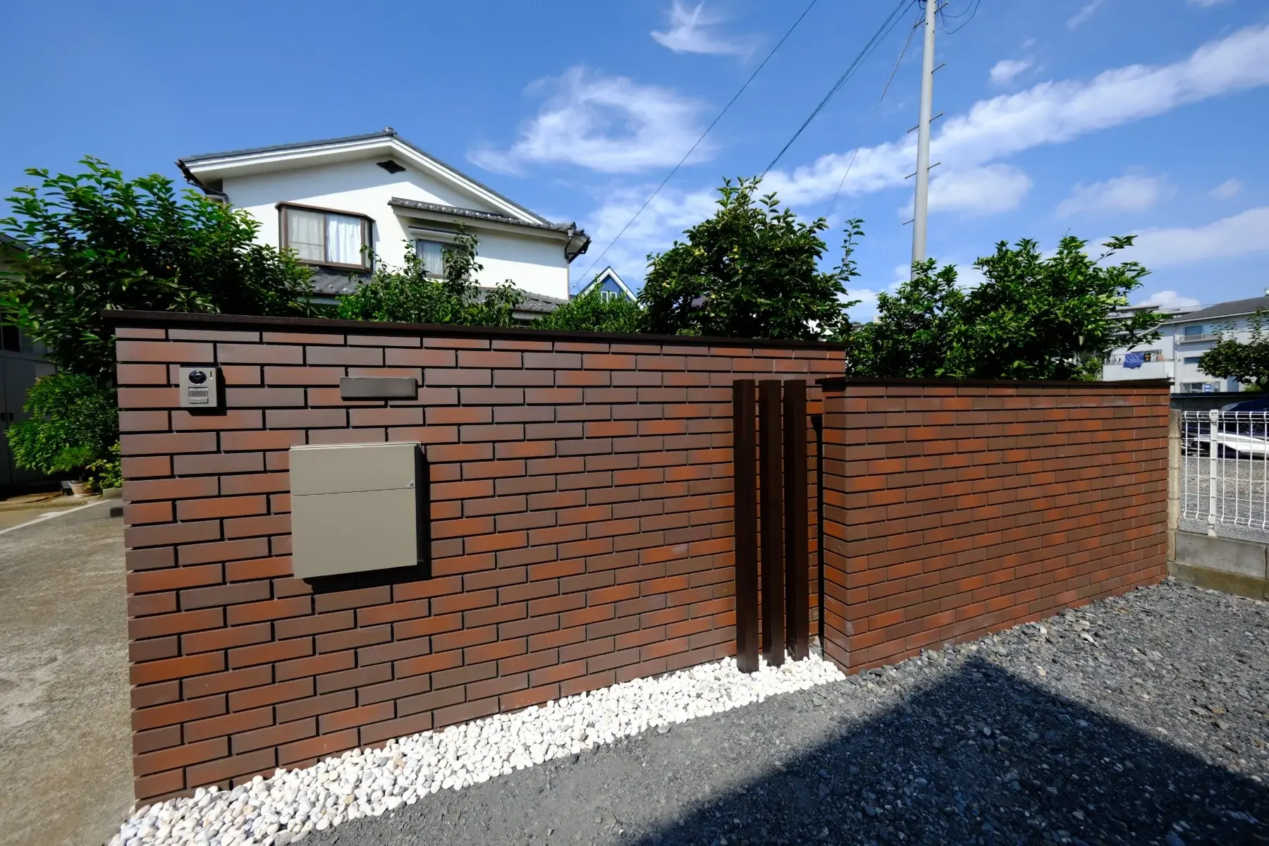 奥行きを感じさせる2段構成の門塀と木調アクセント材が映える外構リフォーム