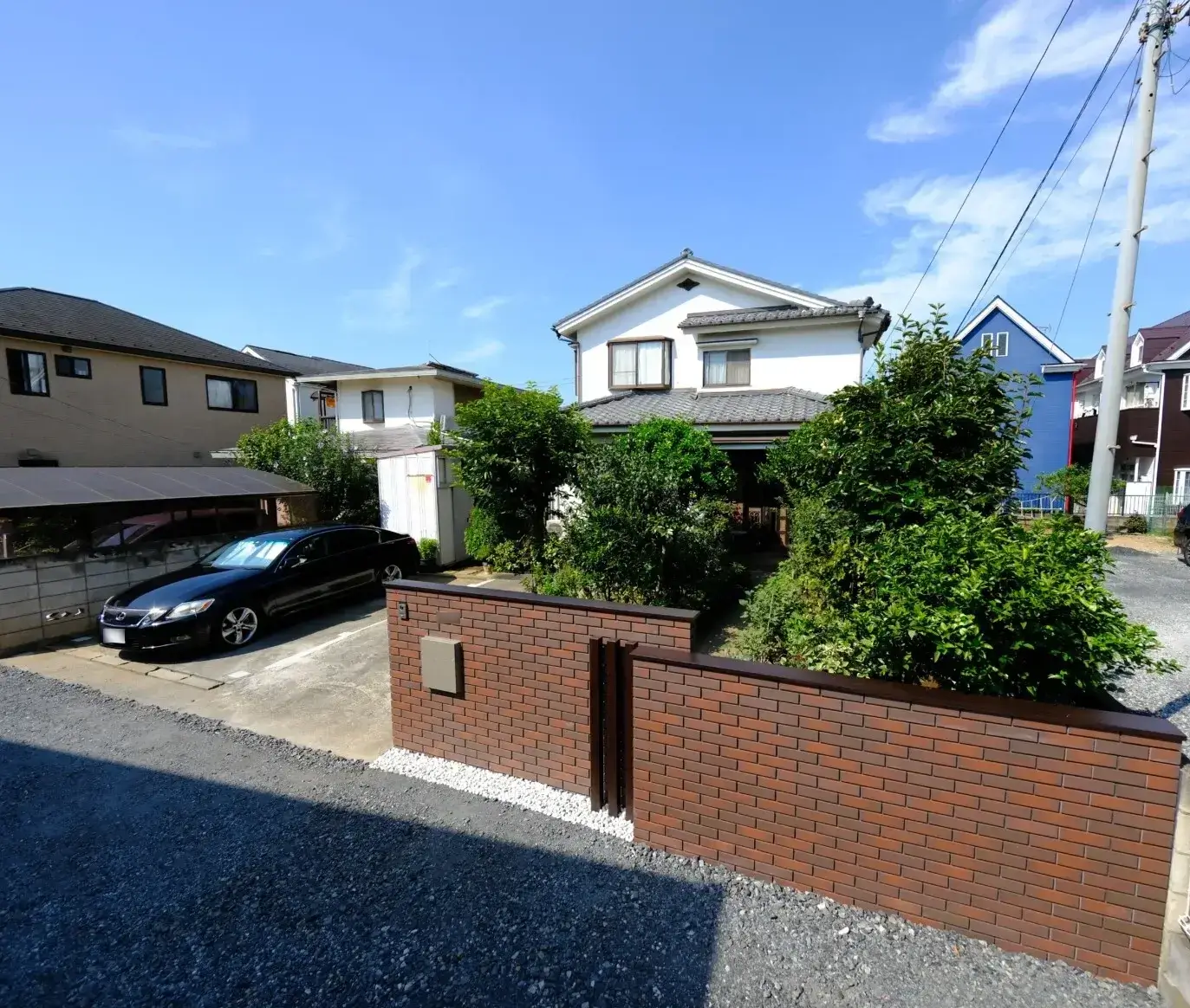 レンガ風タイルで仕上げた立体的な門塀とアプローチの完成写真（さいたま市の外構リフォーム事例）