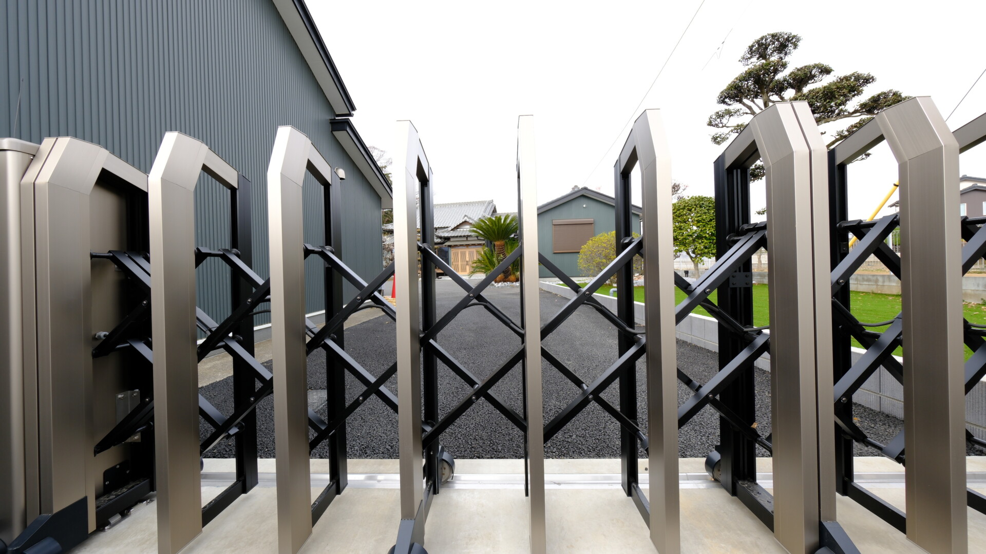 三協アルミの電動カーテンゲート「アルテンダ」のアップ