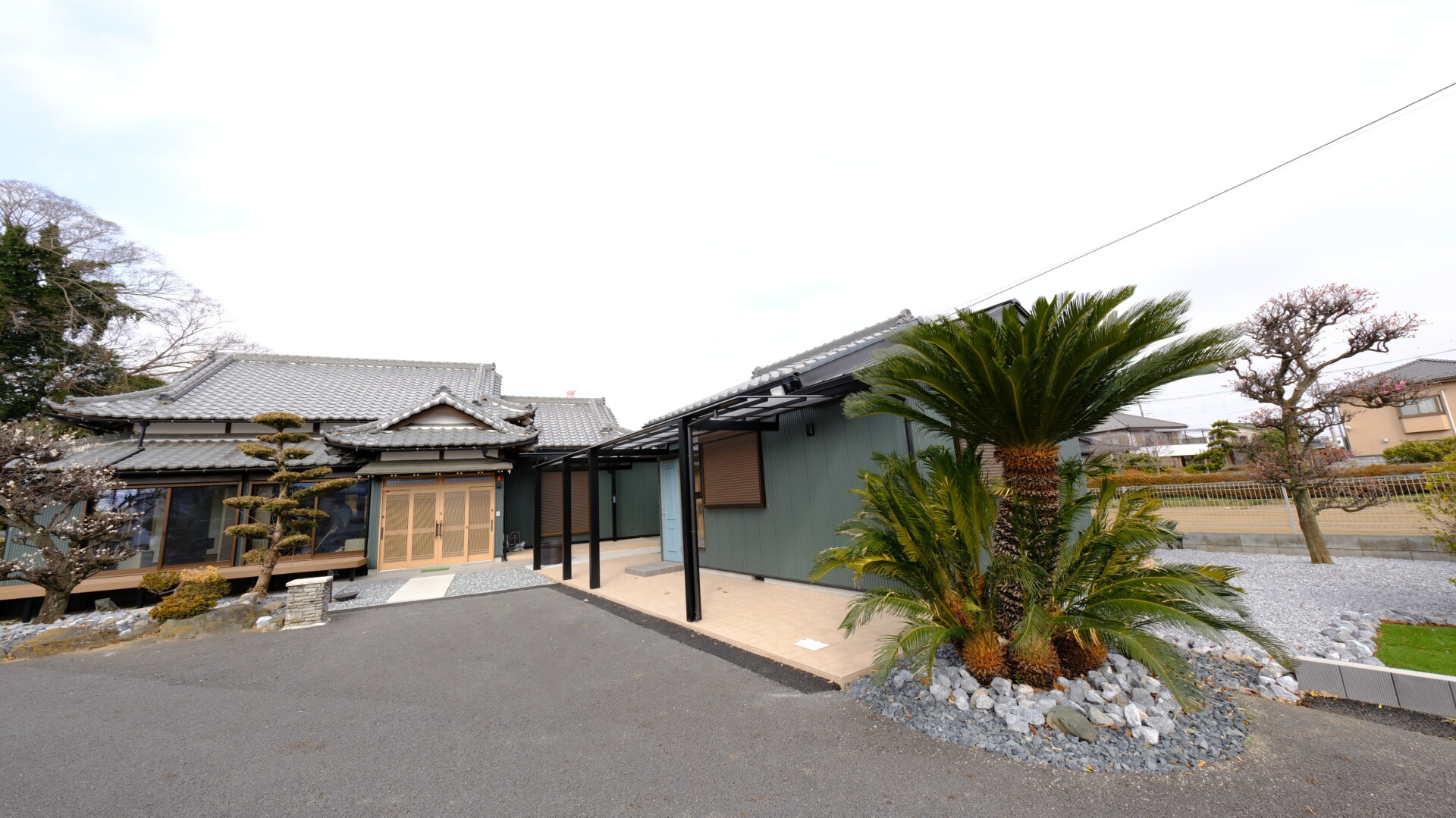 アスファルト敷きで機能性と美観を高めた外観全景