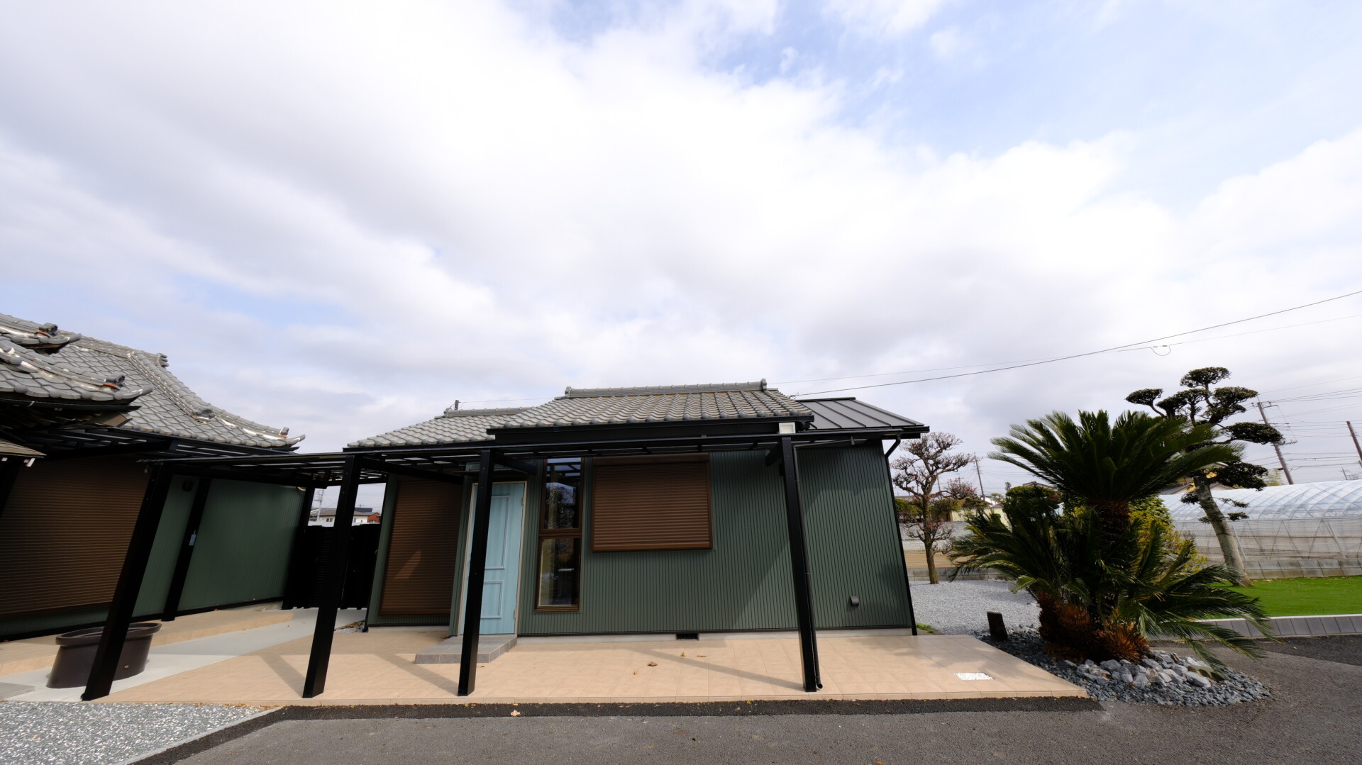 母屋と離れを繋ぐ、サイクルポート「マイリッシュ」を活用したテラス屋根通路