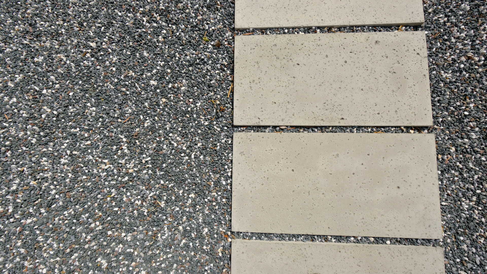 洗い出し仕上げと大谷石調の平板のアップ