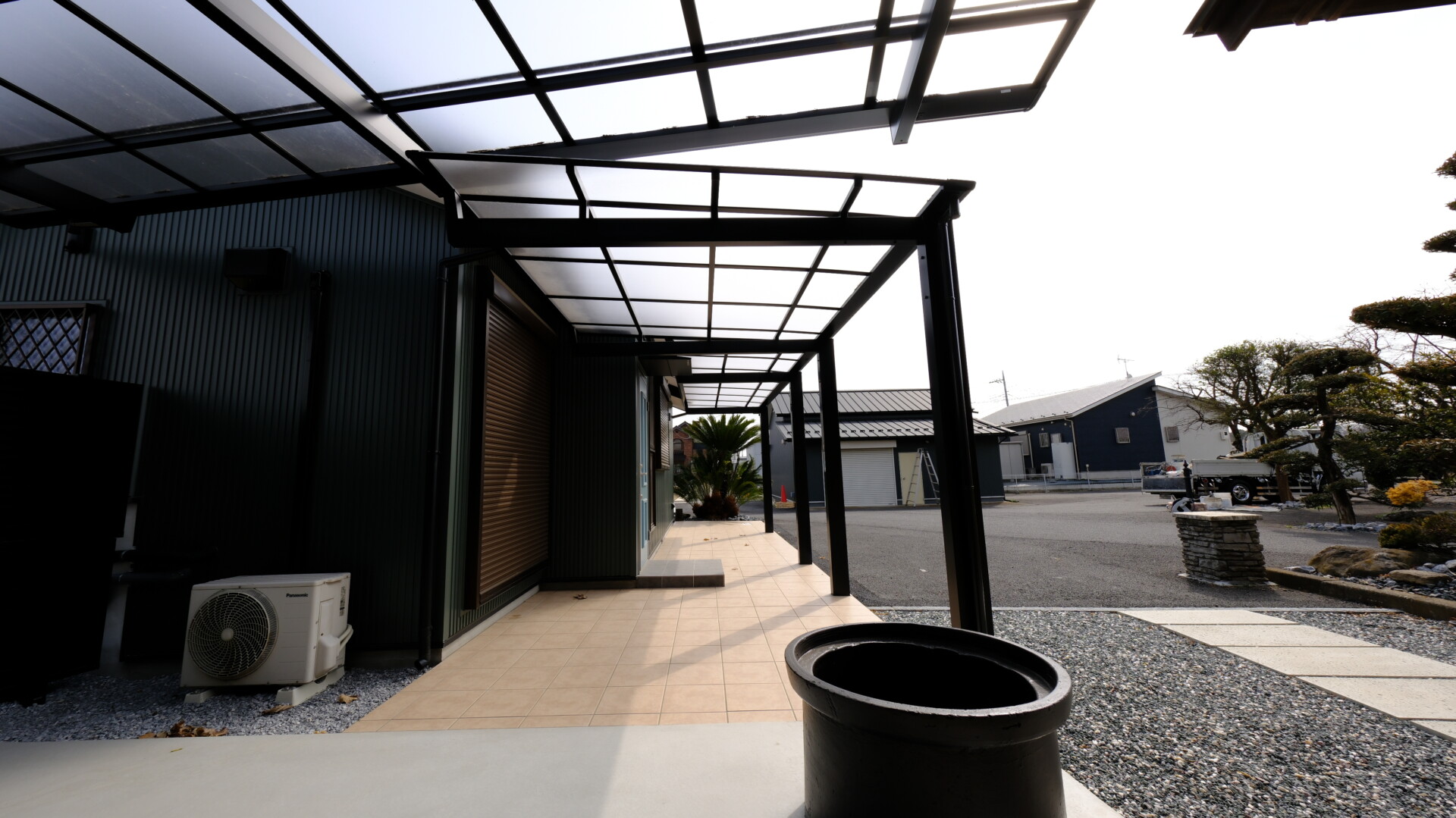 屋根に段差をつけ雨に濡れないようにしているテラス屋根