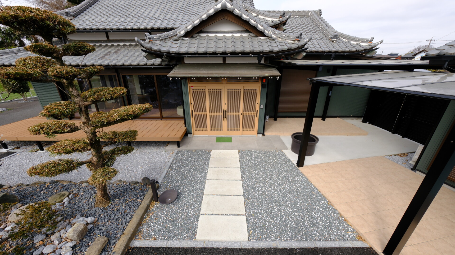 東洋工業のオオヤペイブを使用した重厚感のある玄関アプローチの仕上がり