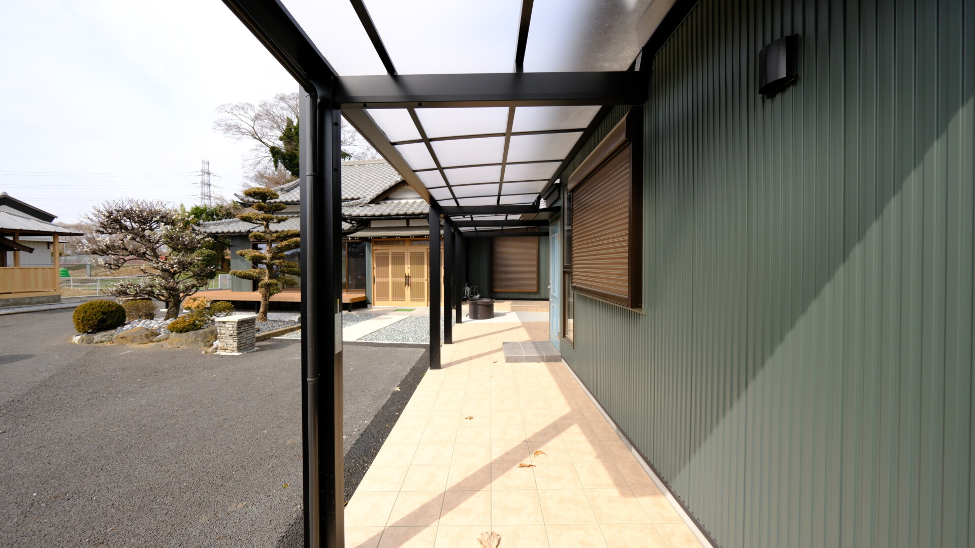 タイルとテラスの美しい外観