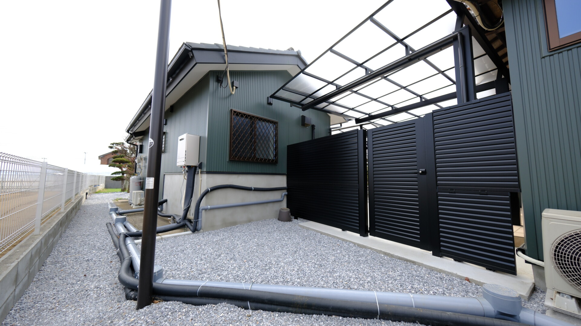 目隠しフェンスと門扉で造作した風よけの間仕切り