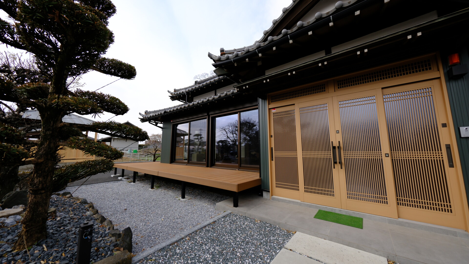 玄関引き戸とマッチしたデッキの外観