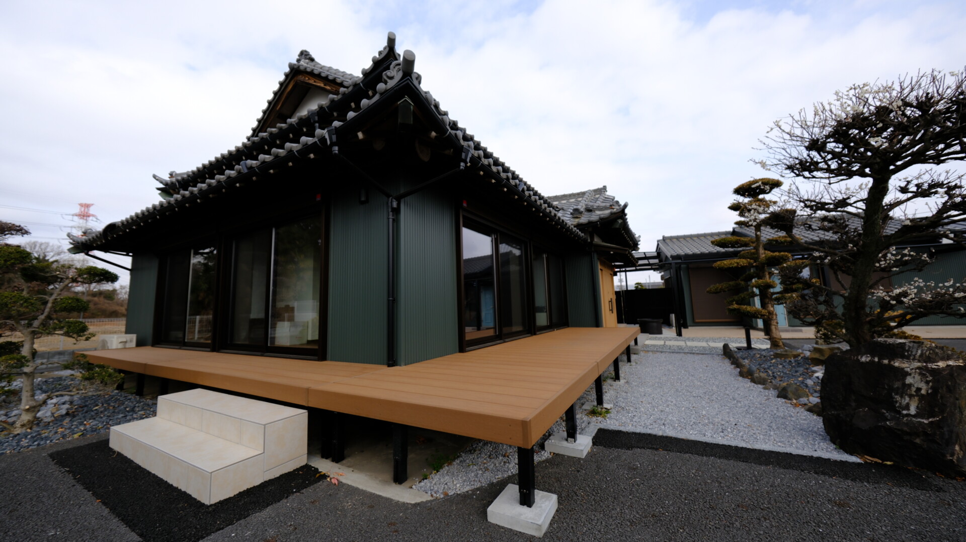 デッキと庭をつなぐタイルのステップ