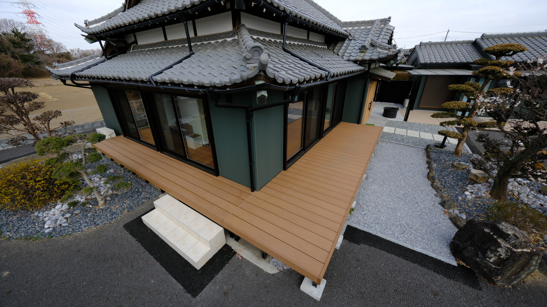 掃き出し窓からスムーズに出入りできるL字型の広々とした人工木ウッドデッキ