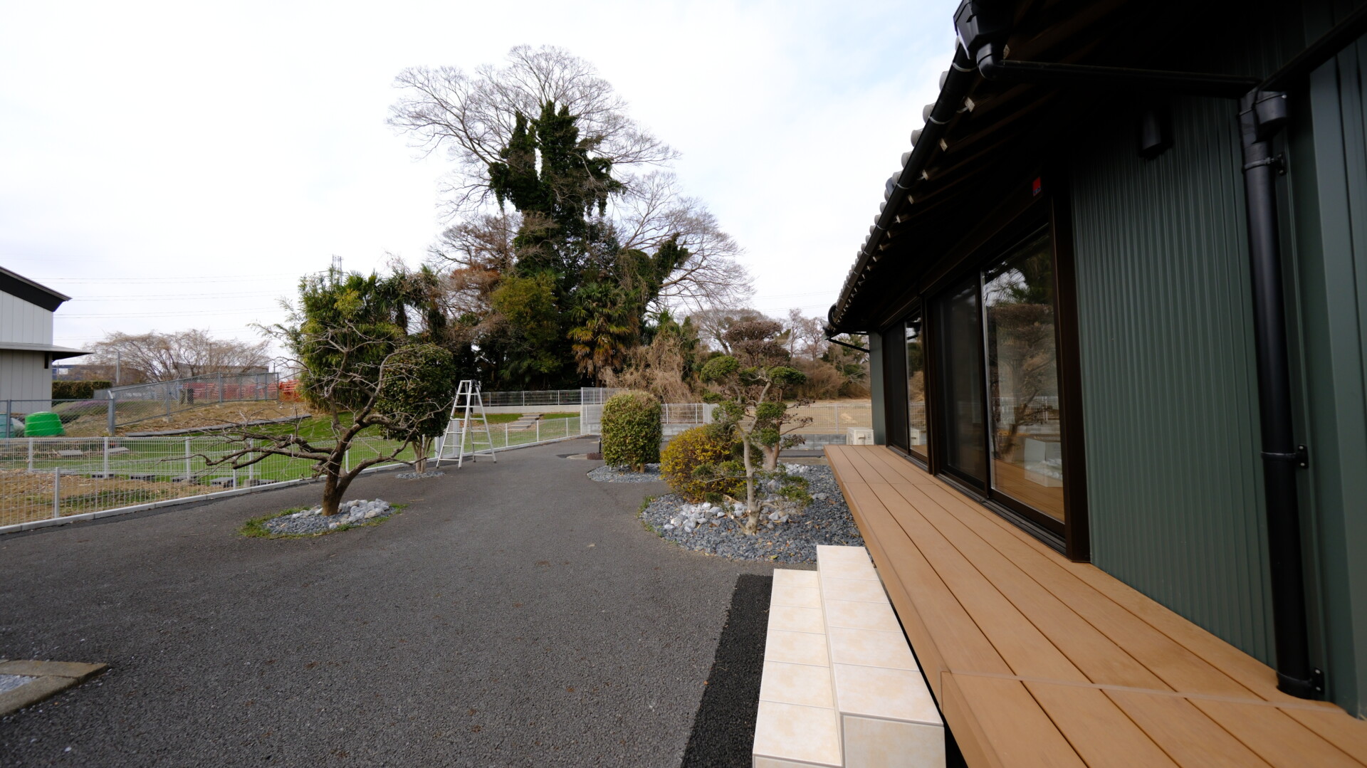 足元に砂利を引き雑草対策した植木スペース