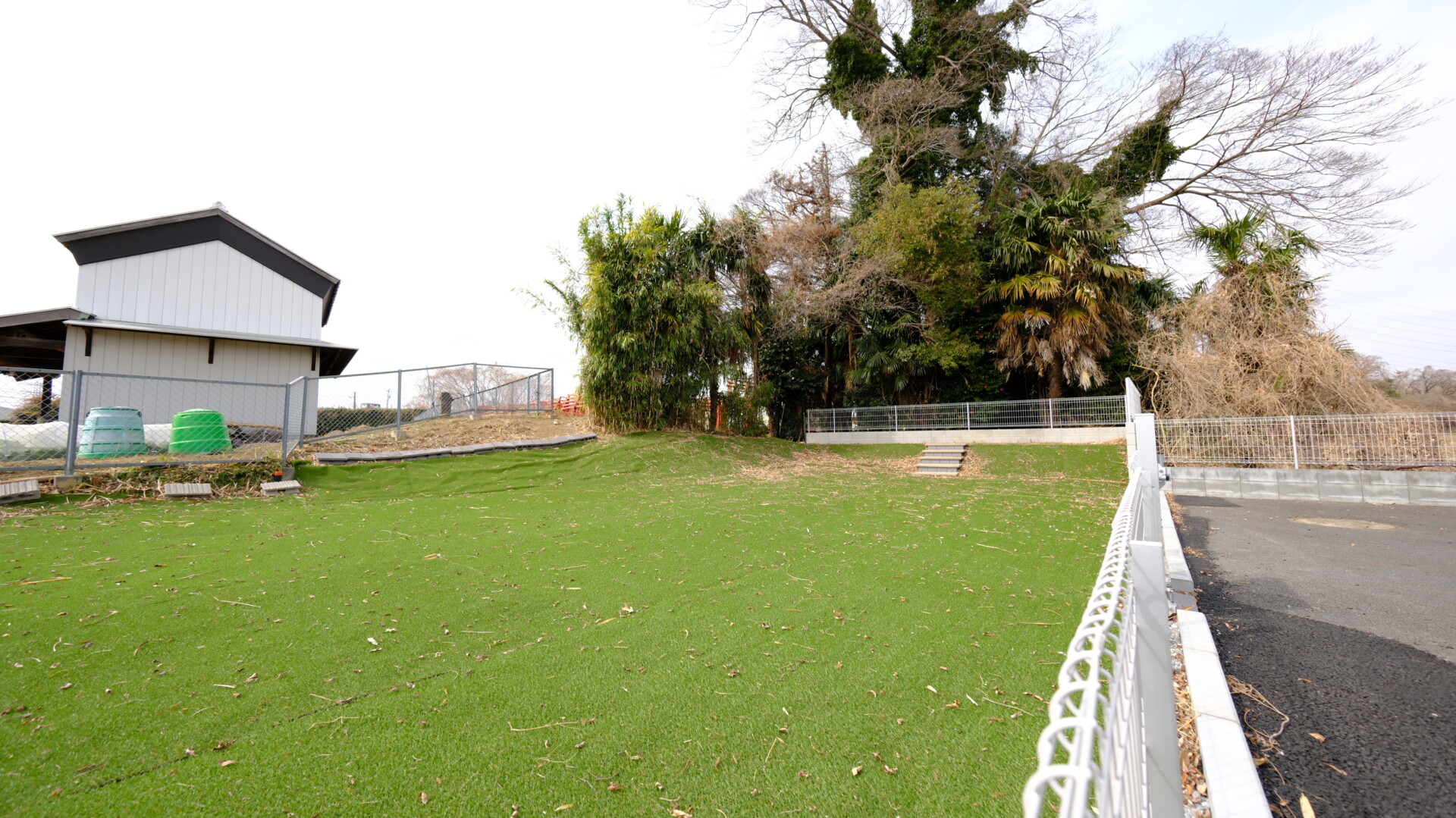 広大な敷地一面に防草シートと人工芝を敷き詰めたメンテナンスフリーな庭２