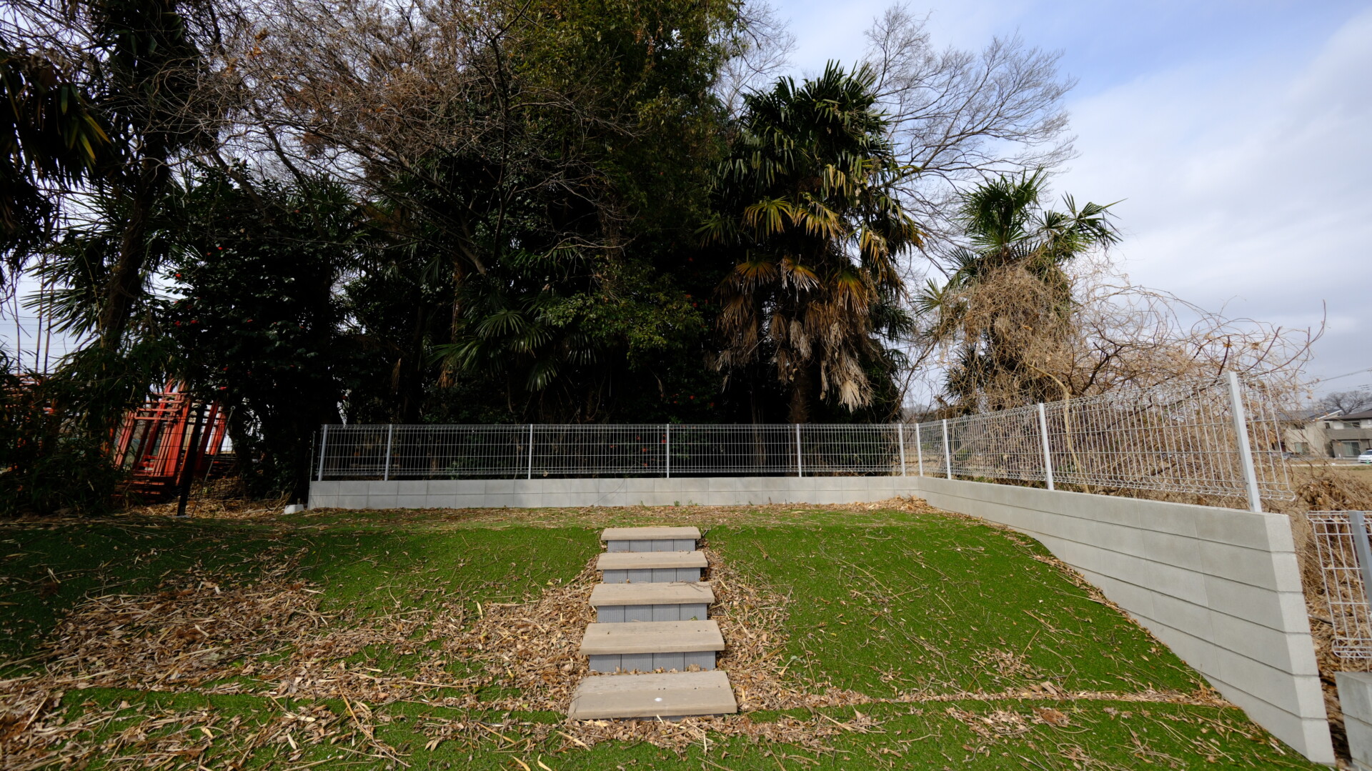 広大な敷地一面に防草シートと人工芝を敷き詰めたメンテナンスフリーな庭３