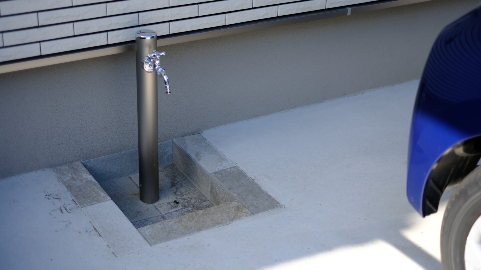 階段と同じタイルで造作した、壁面埋め込み型のスマートな立水栓