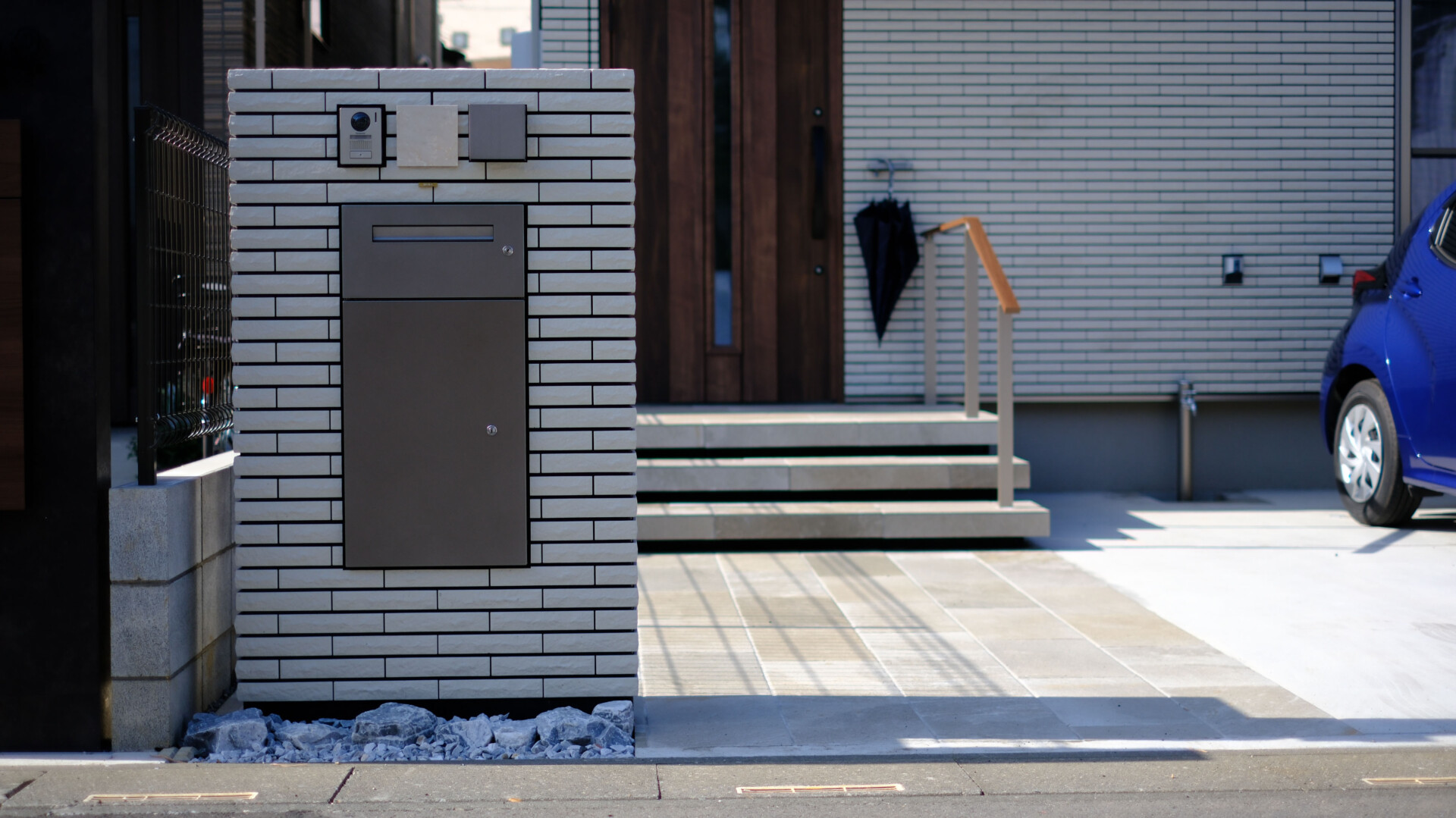 一条工務店オリジナル門柱と馴染む2.4mの横幅を持たせた、重厚感のある大判タイルの浮き階段アプローチ