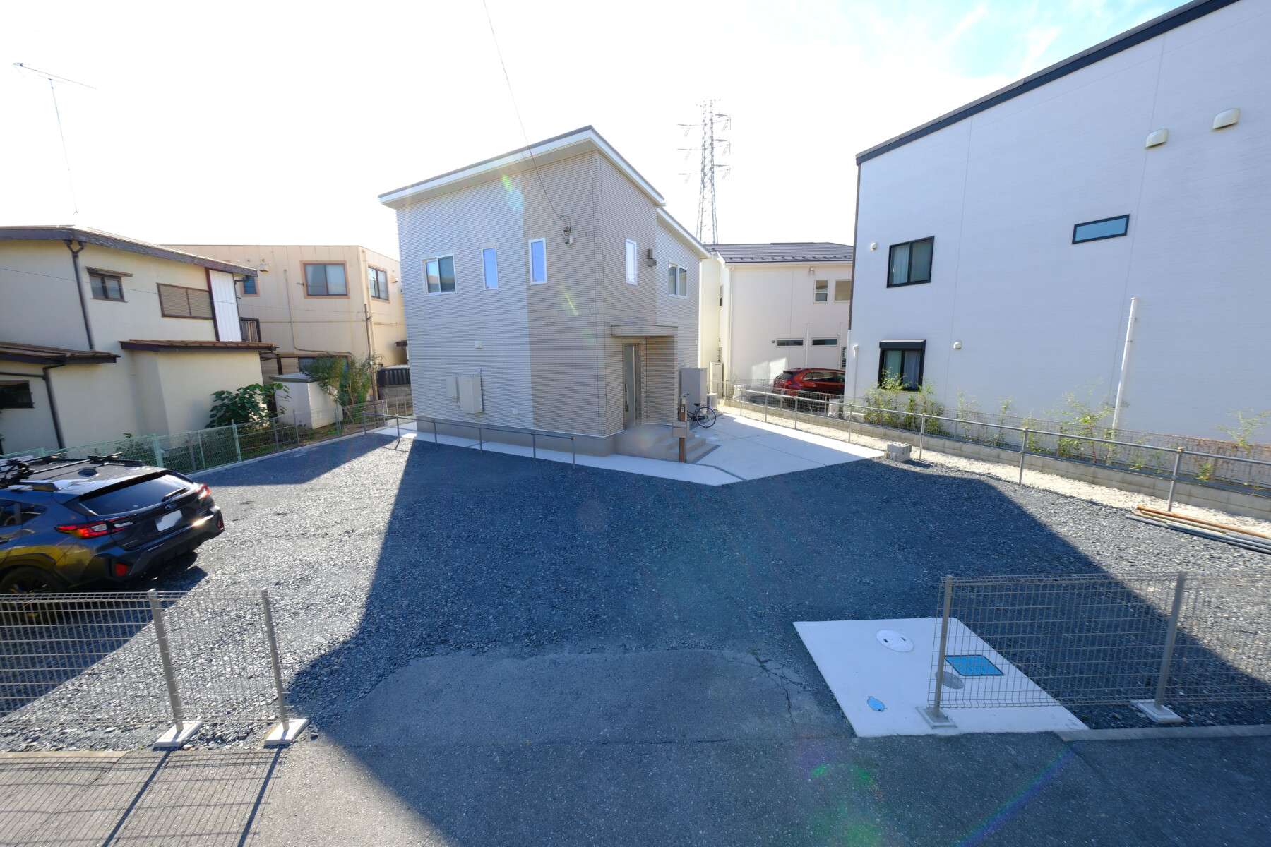 施工後の外構全体。砕石とメッシュフェンスで整った一条工務店の新築外構(草加市)