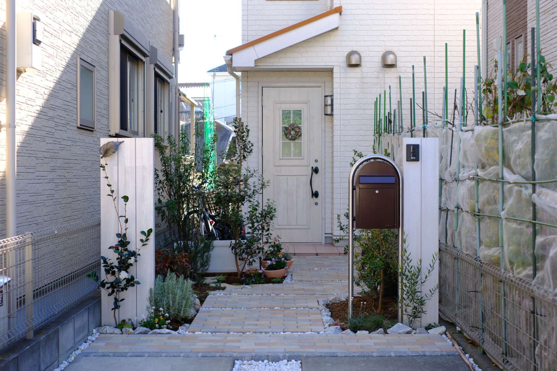 植栽とインターロッキングが調和した旗竿地のナチュラル外構アプローチ