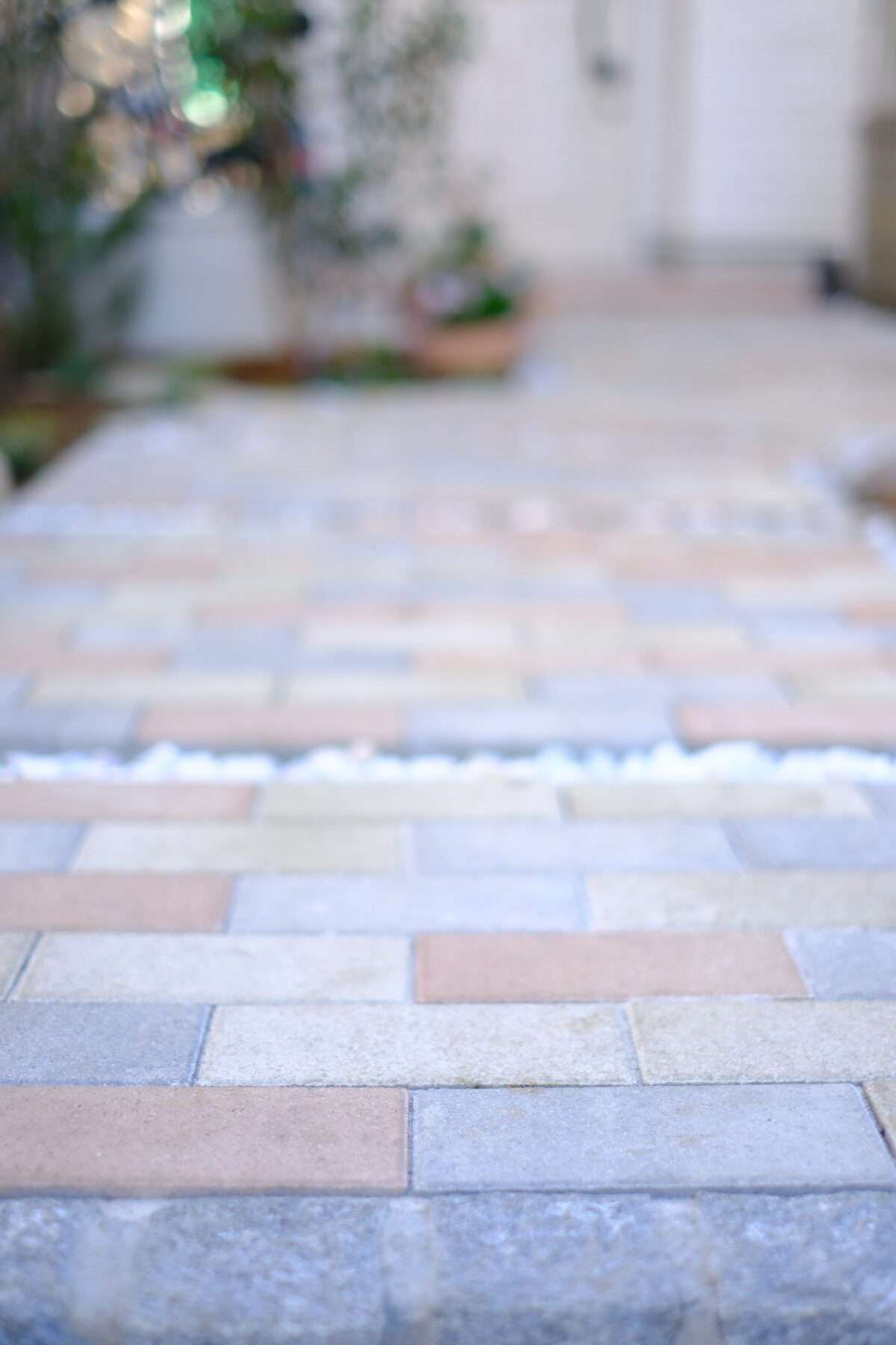 エスビック社のインターロッキング 「ロシェ」を使用。3色をミックスして曲線に敷き詰めたアプローチ