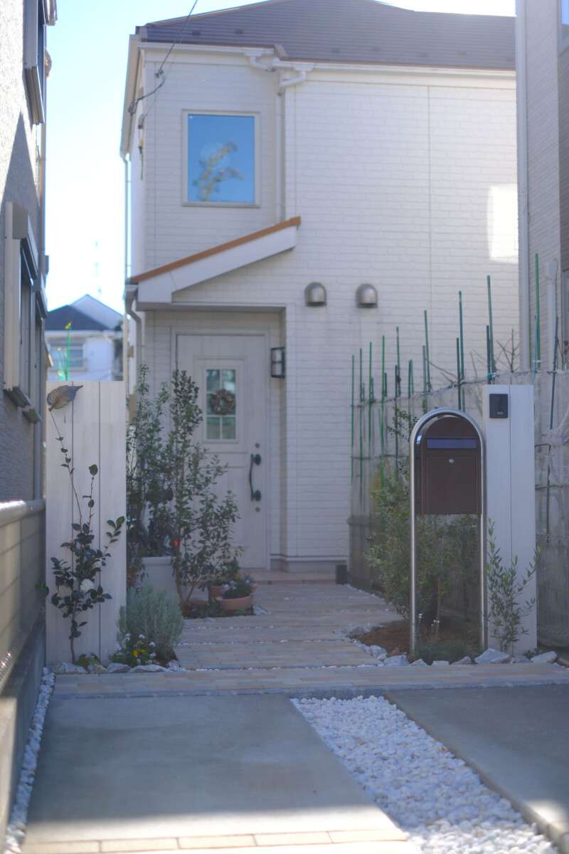 木調アルミ角材とボビポストで整えたアプローチ入り口