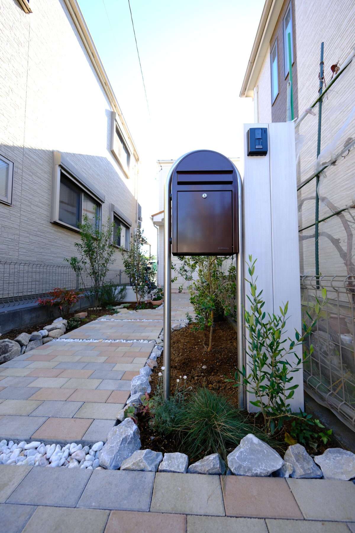 木調アルミ角材とインターロッキングで整えたアプローチ入り口