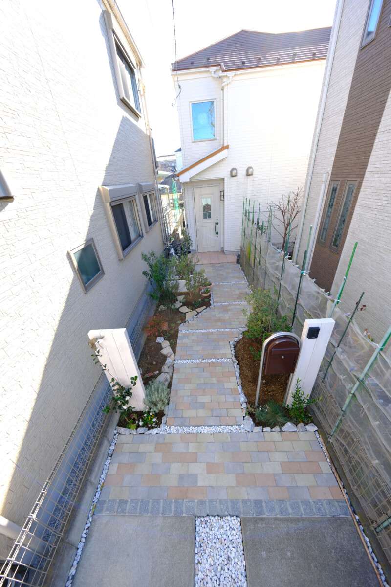 門柱とボビポスト、植栽が映えるナチュラルな外構の動線