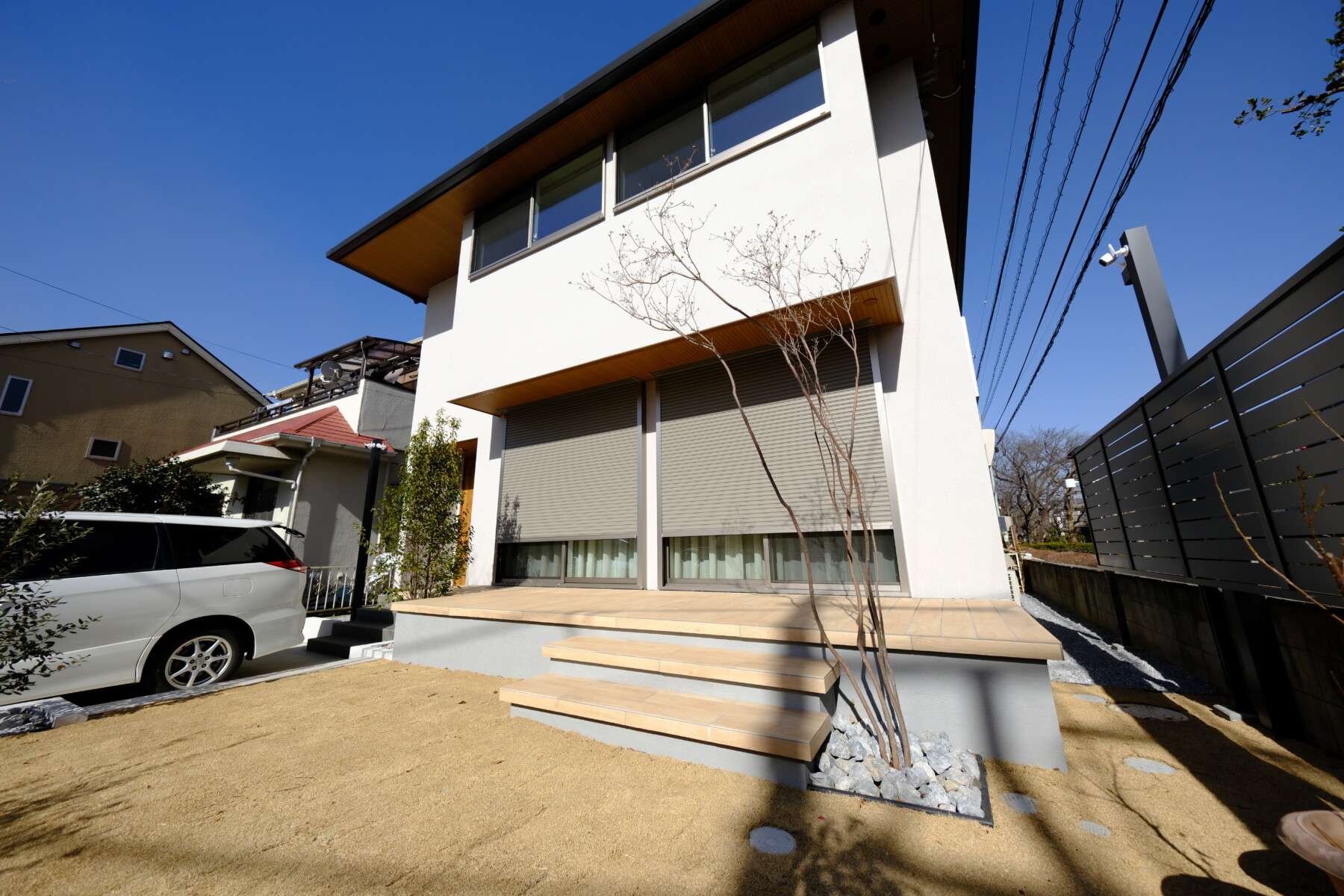 木目調タイルと蹴込み付きステップが映えるデッキまわり