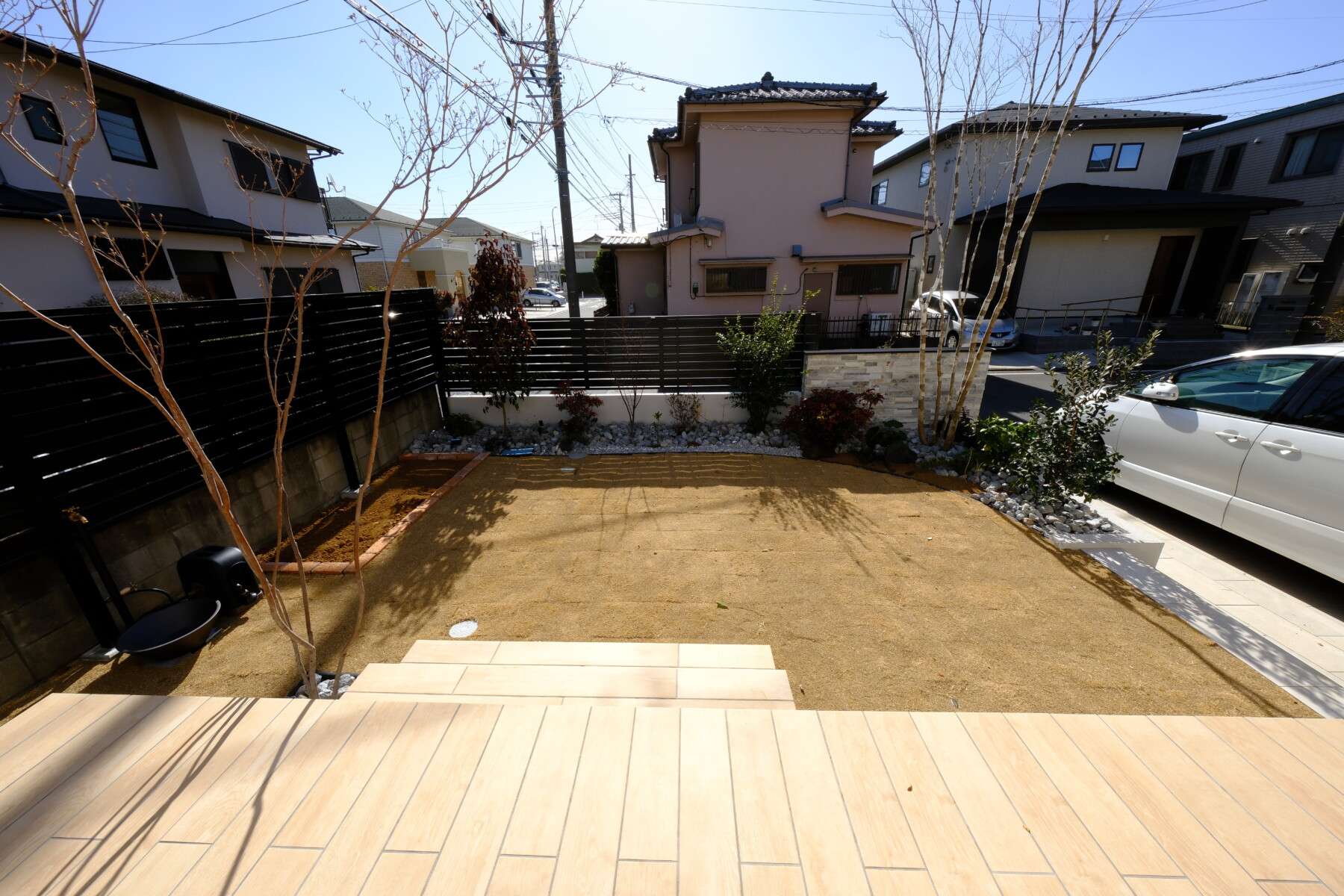 タイルデッキから眺めるお庭の全景