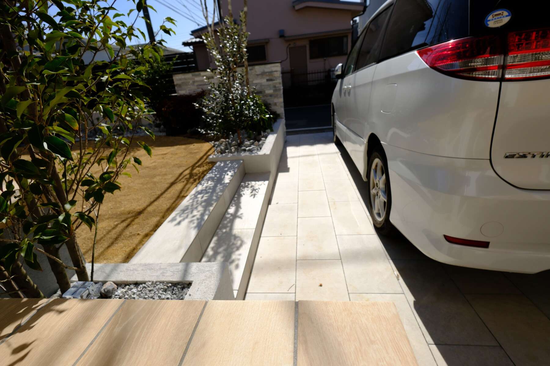 車庫スペースに施されたシンプルな舗装と植栽