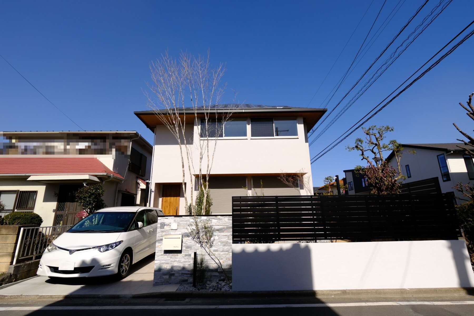 ナチュラルな植栽と調和したアルミフェンスのデザイン