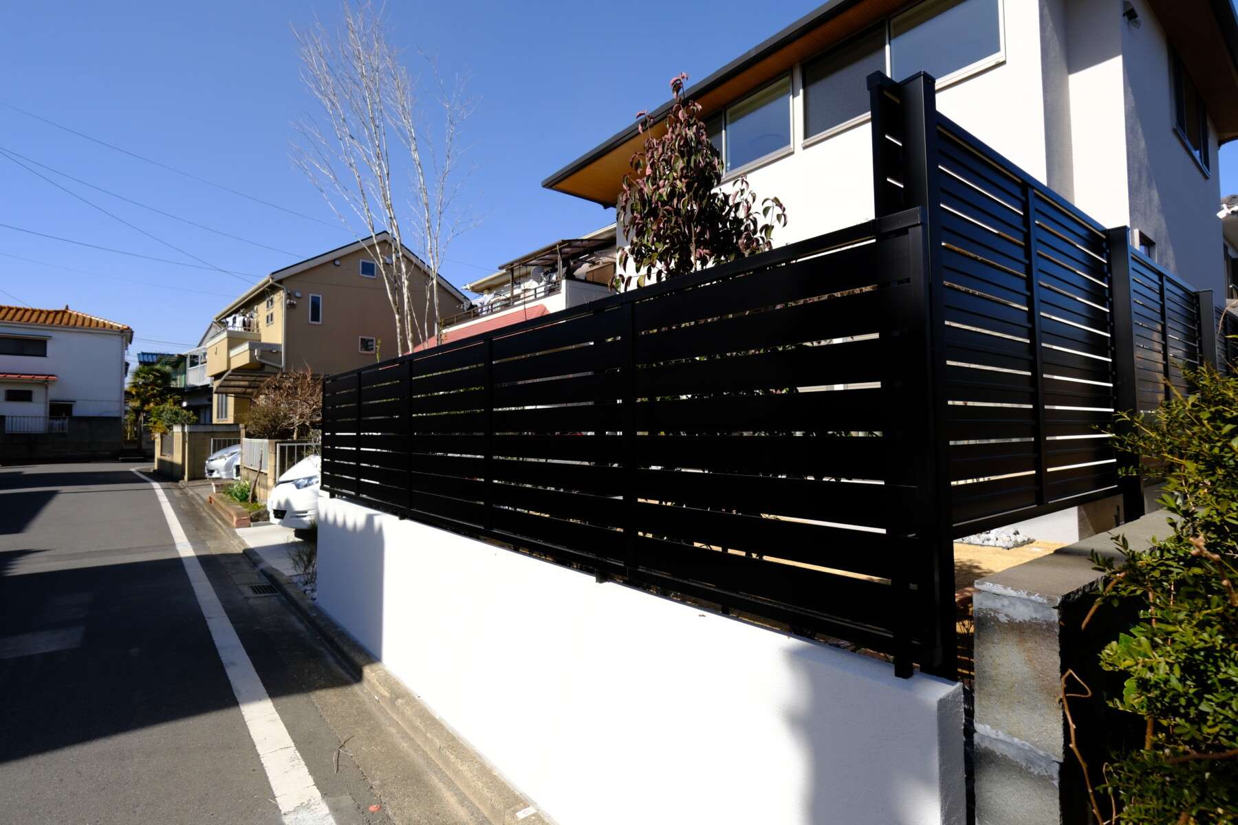 隙間のあるアルミフェンスと植栽で目隠し効果を確保