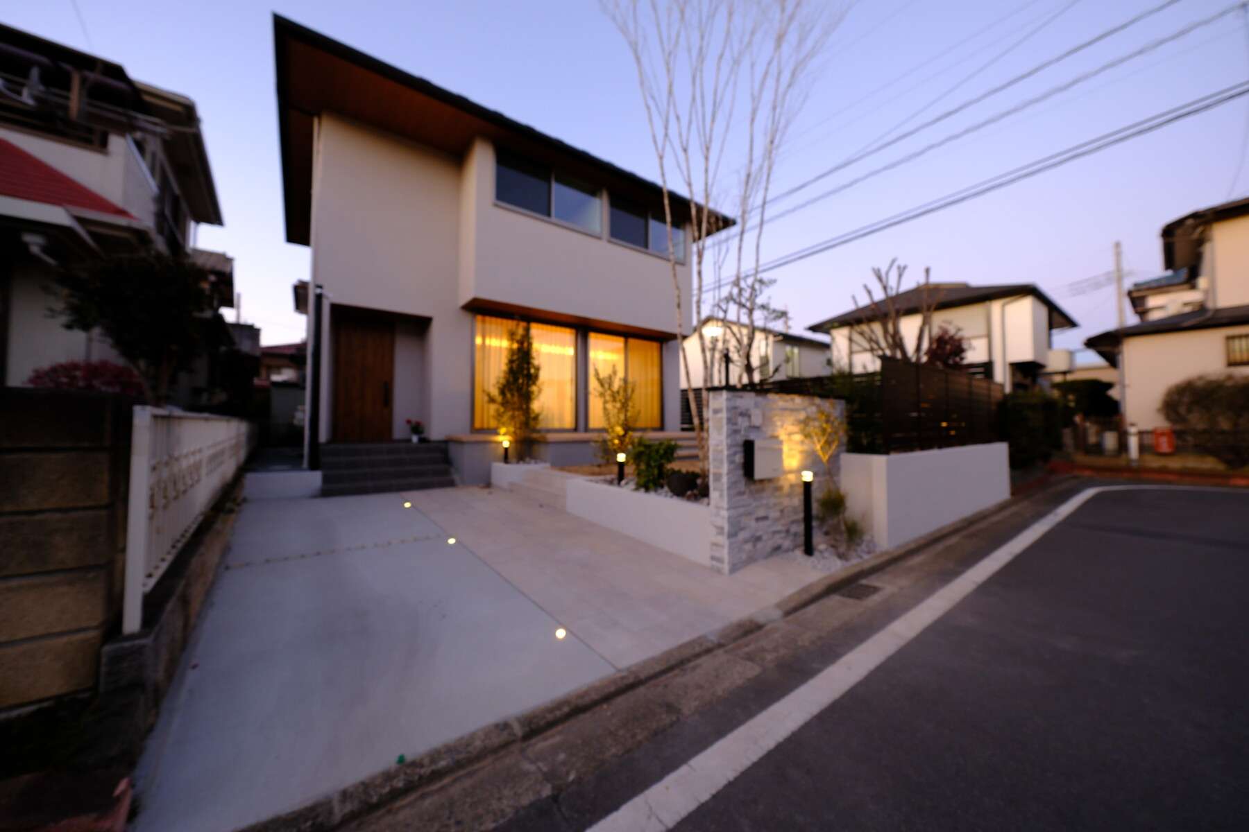 アクセントを効かせた車庫アプローチの全景