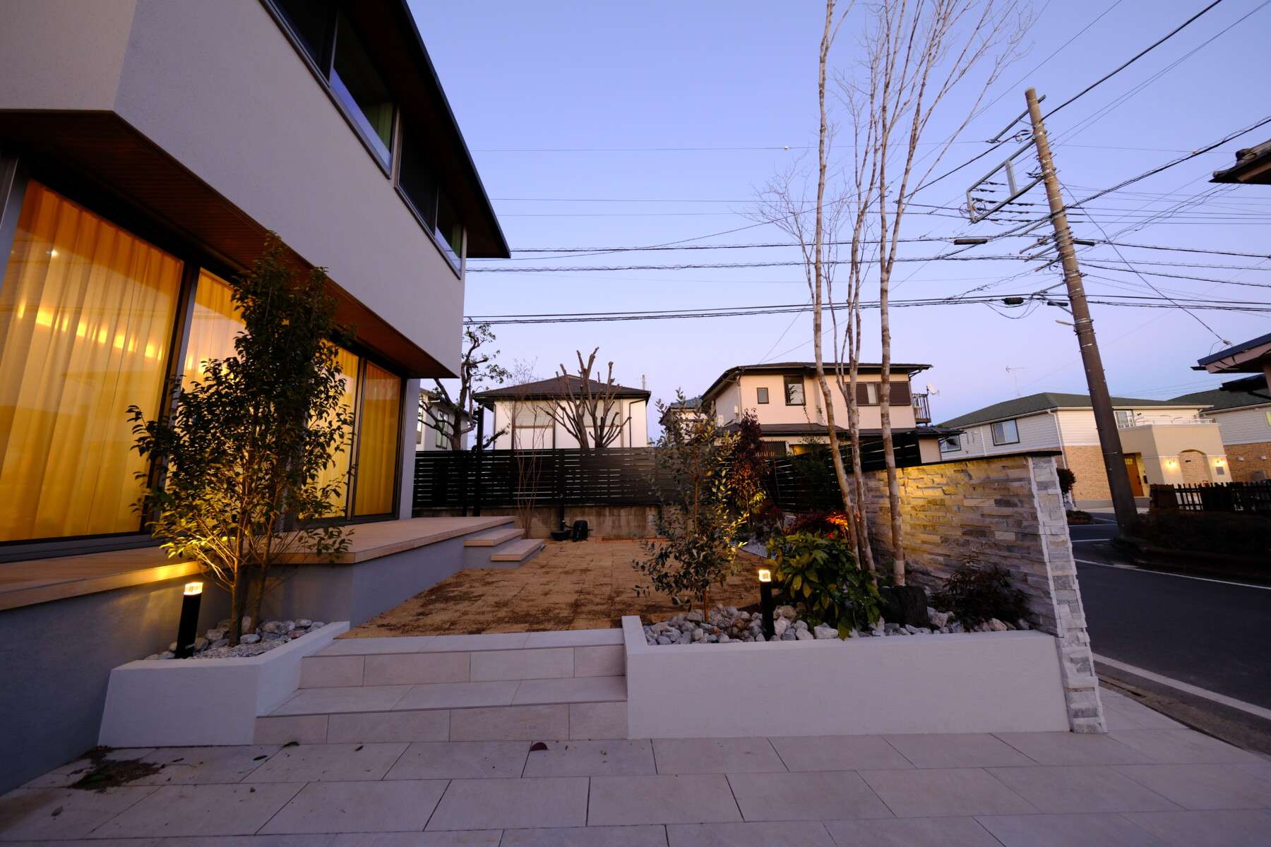 自然素材と調和する目隠しフェンスと照明設備