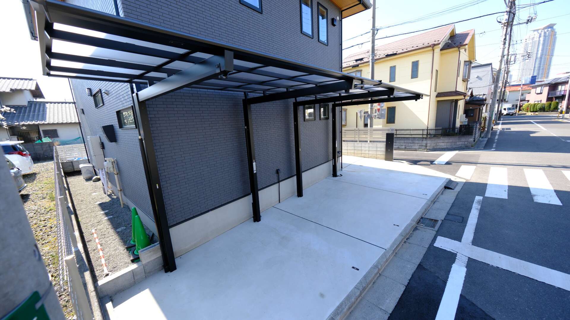 サポート柱受けのついたカーポート側面の様子