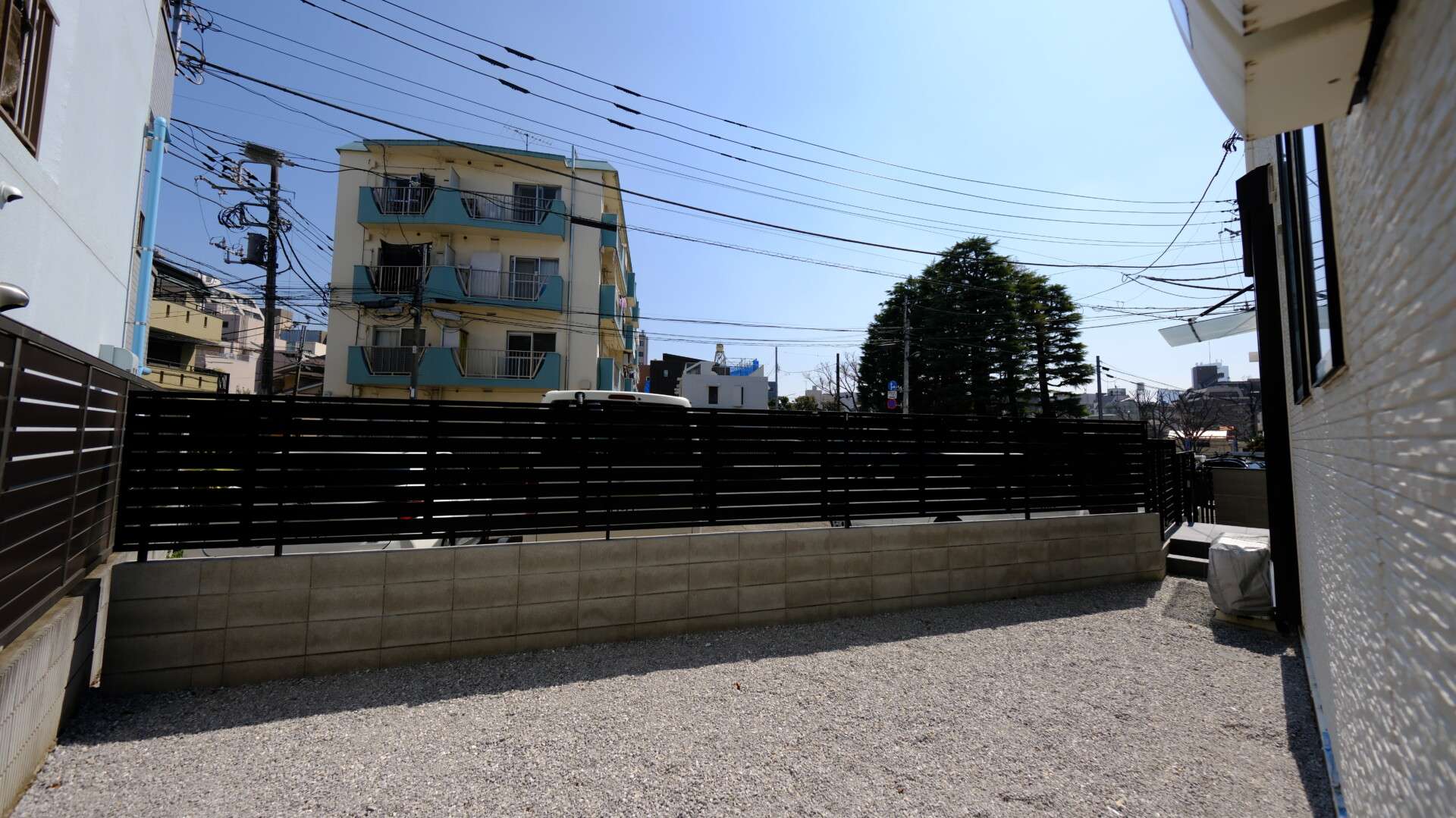 視認性と防犯性を両立した隙間のあるフェンスデザイン。