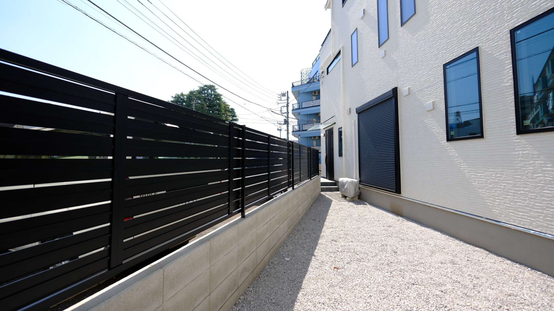 敷地内に敷かれた砕石。踏む音で侵入者を察知しやすくする防犯仕様。