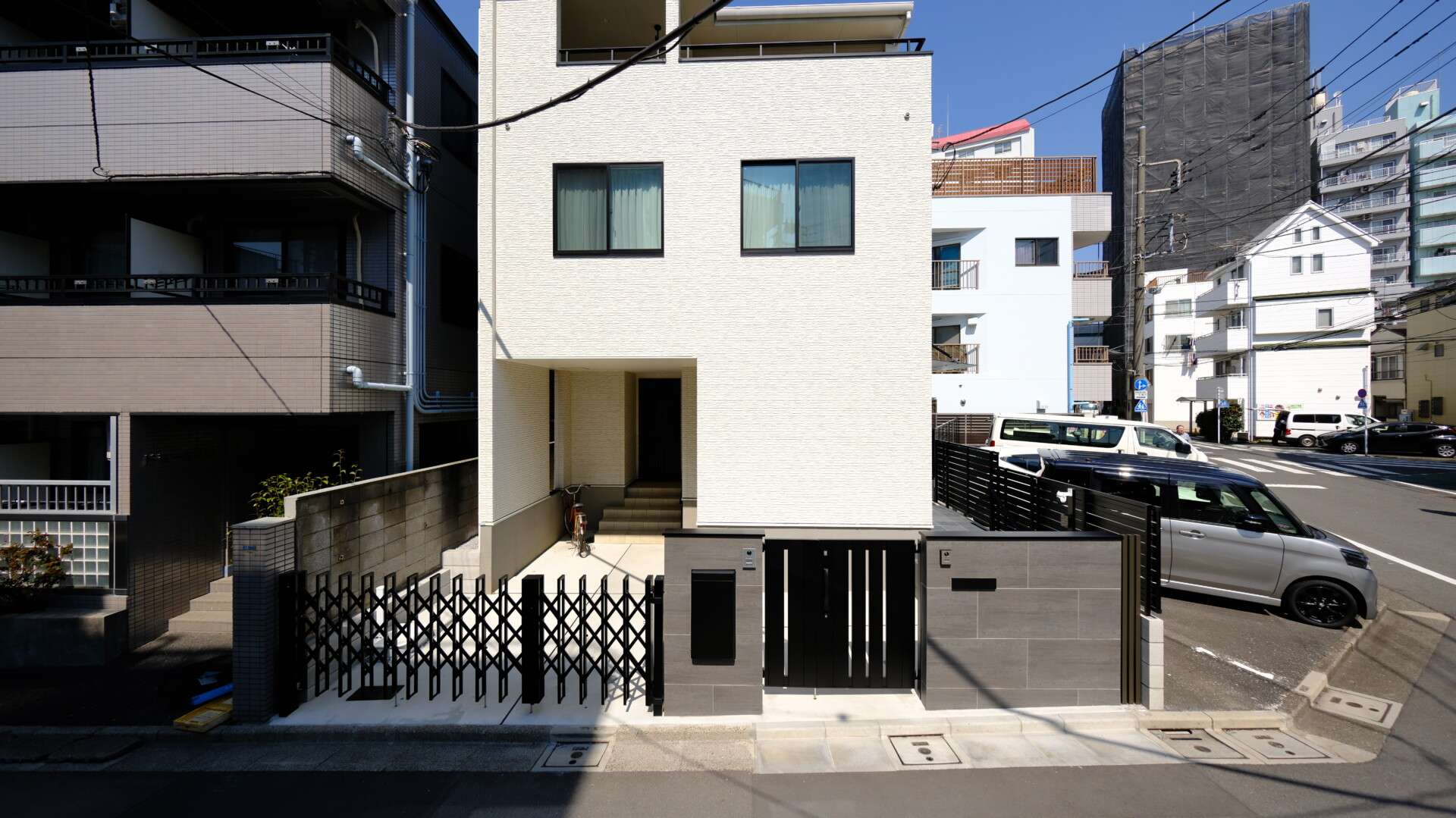 門まわり全景。シャープで重厚感のあるデザイン。