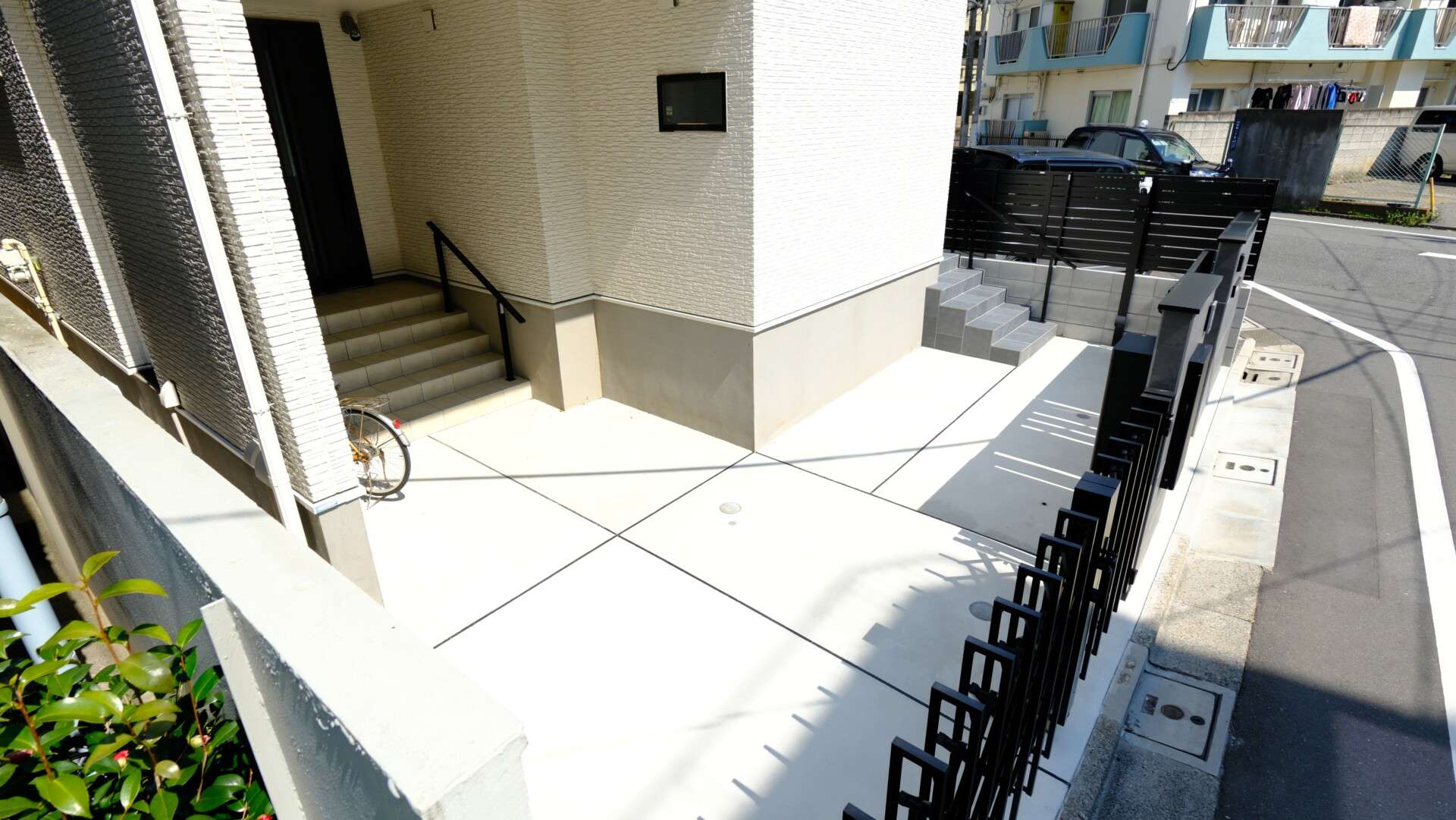 敷地全体を斜めから撮影した外構全景。クローズスタイルの配置が確認できる。