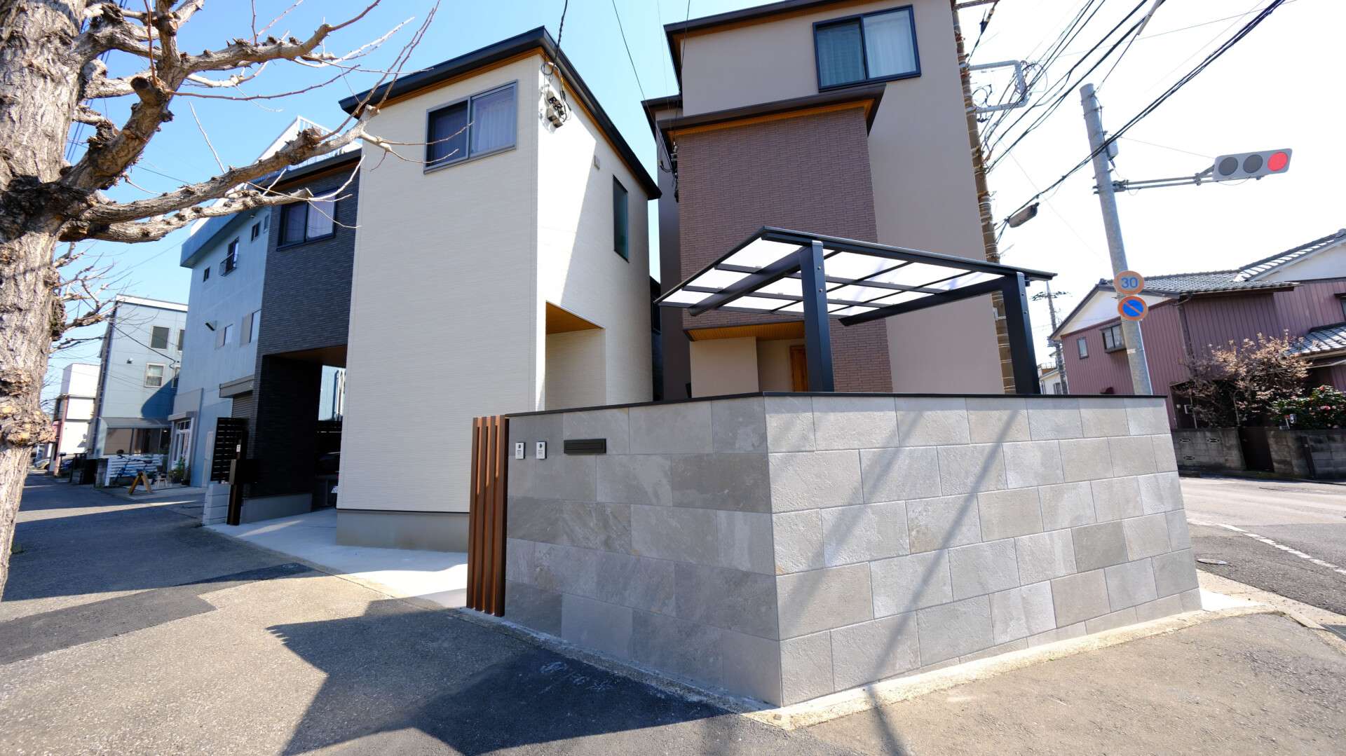 川口市の三世帯新築外構、タイル門柱とフェンスでプライバシーを確保した全景