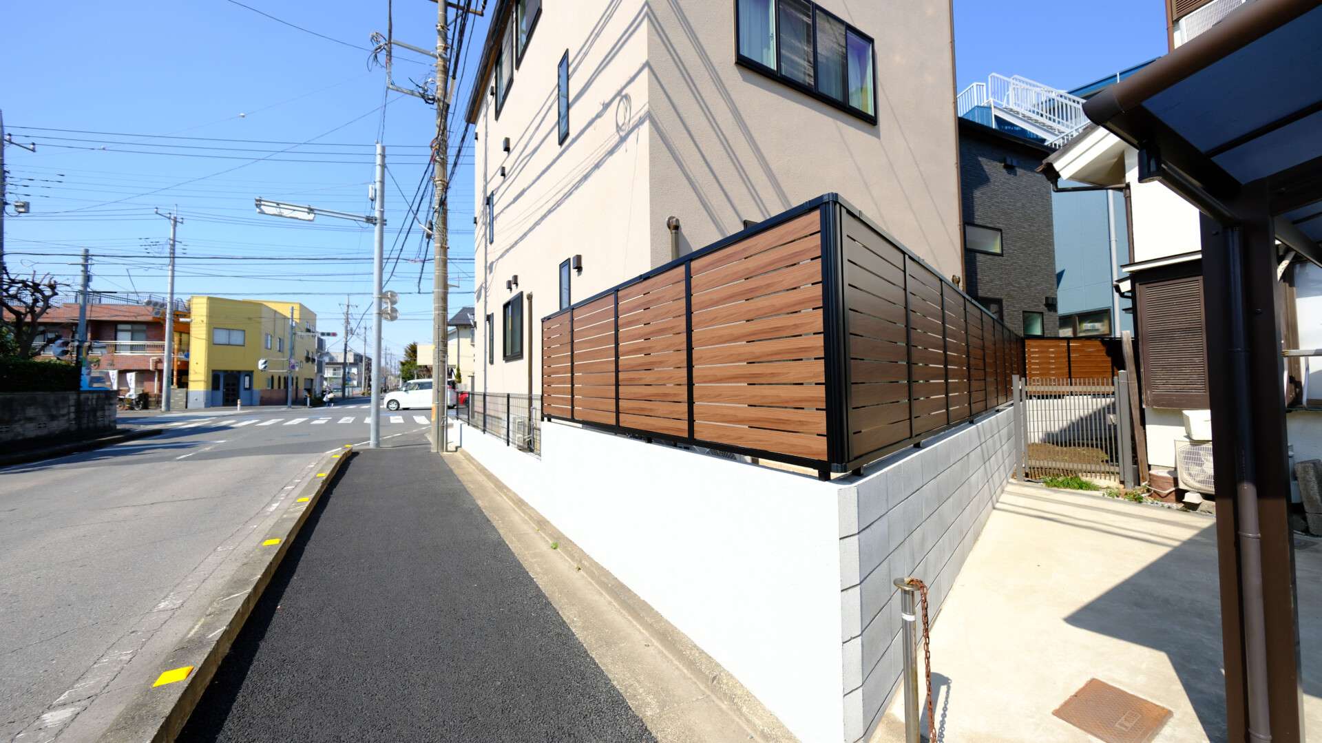 木目調のLIXILフェンスABで隣地との視線を遮った外構