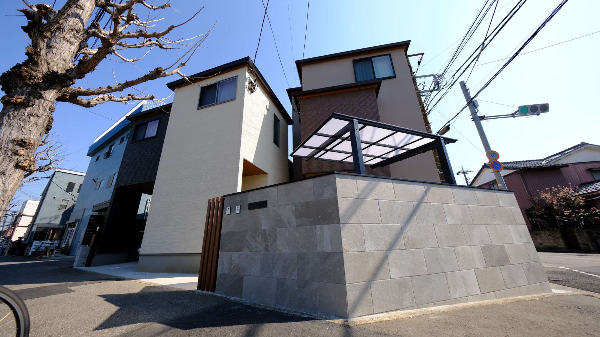 大判タイル門柱とポスト・表札が一体化した交差点角部分